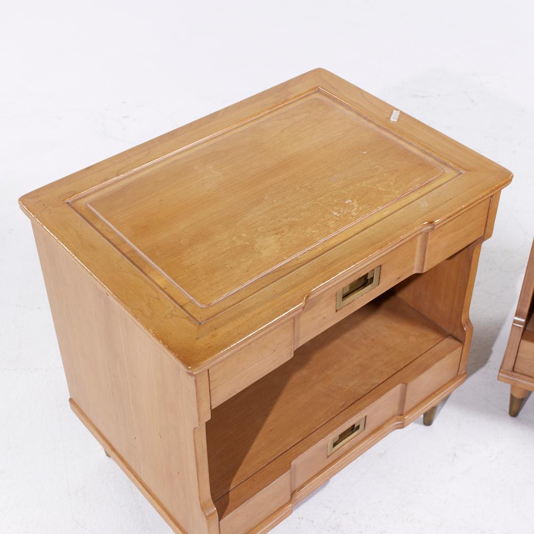 Comodini in legno di noce e ottone di John Widdicomb - Coppia del metà del secolo scorso in vendita 2