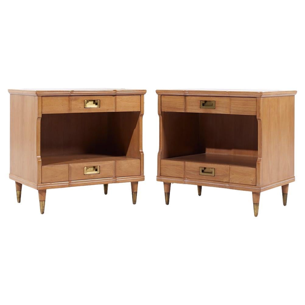 John Widdicomb Mid Century Tables de nuit en noyer et laiton - Paire