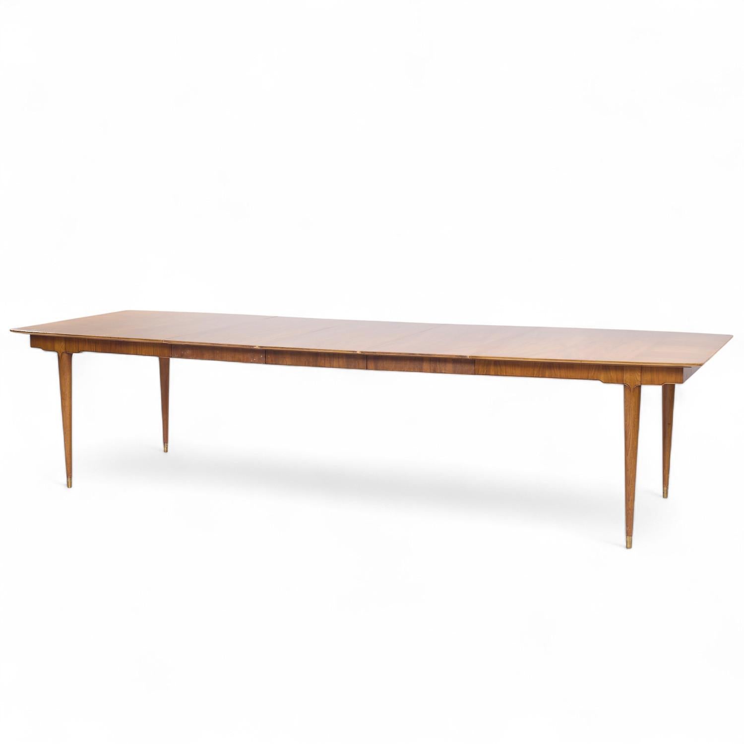 Mid-Century moderno John Widdicomb Tavolo da pranzo espandibile in noce del metà del secolo scorso con 3 foglie in vendita