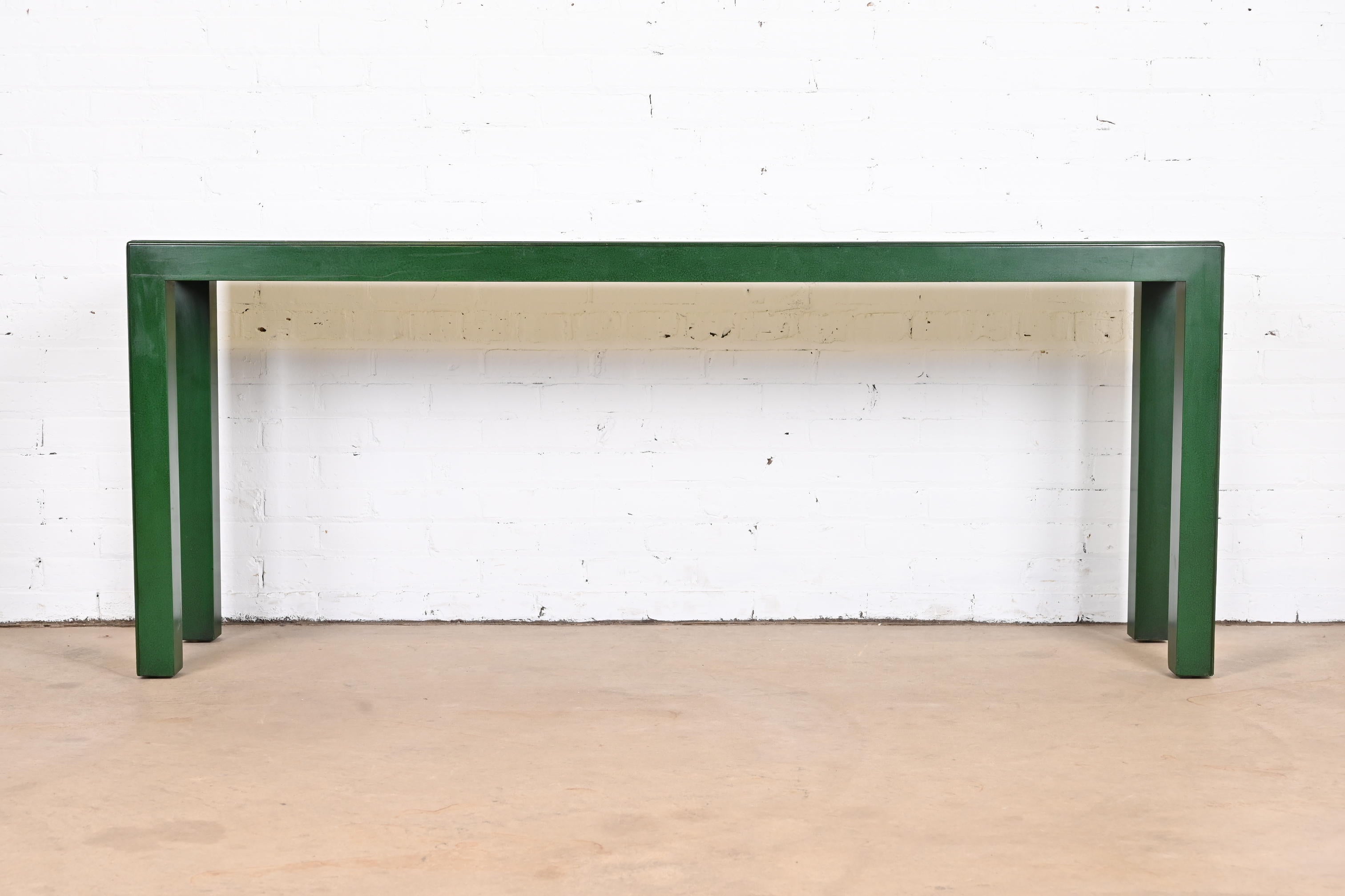 An exceptional Modern Hollywood Regency green lacquered Parsons console table

By John Widdicomb

USA, late 20th century

Measures: 72