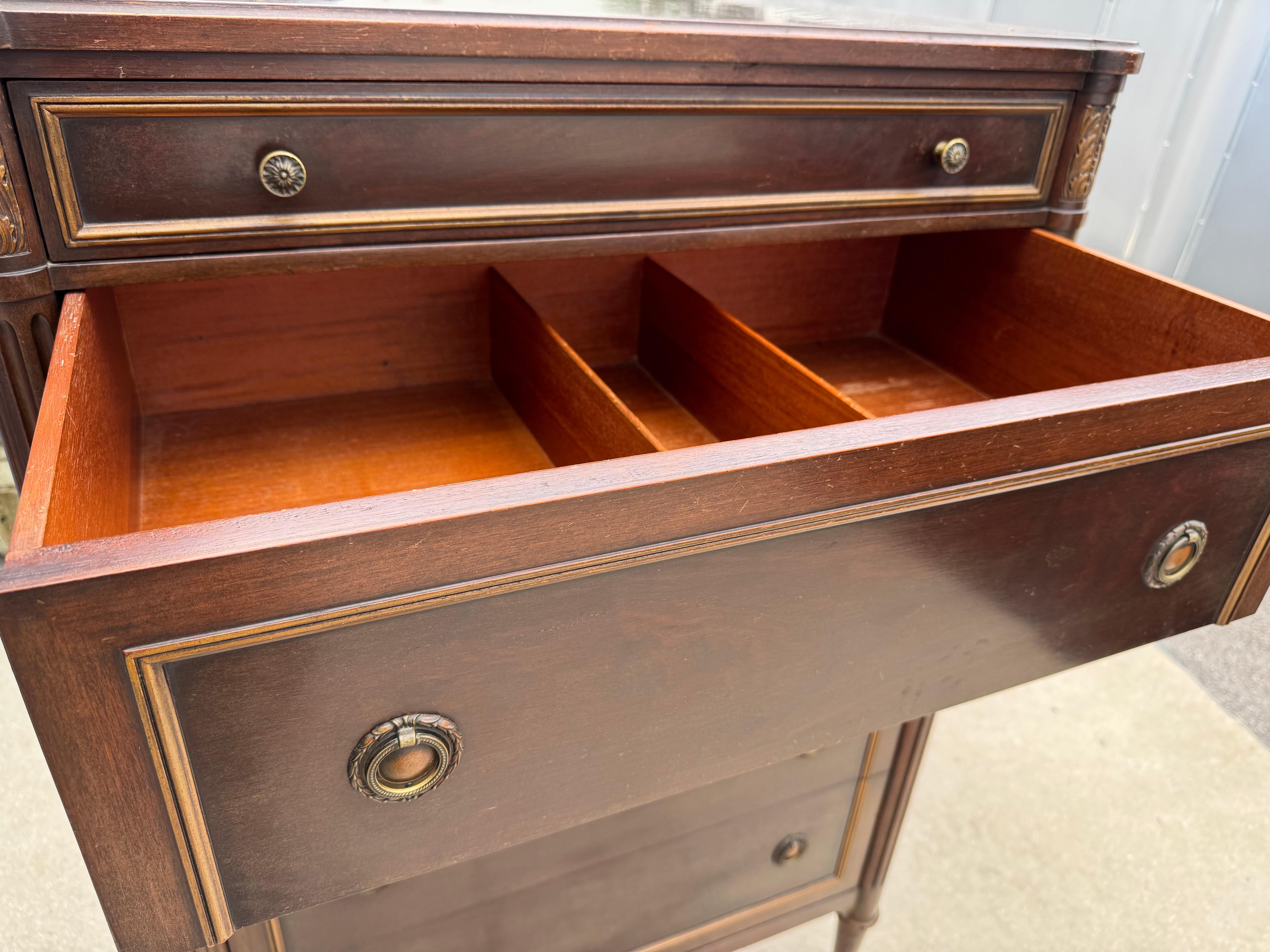 Sculpté Commode néoclassique John Widdicomb en vente