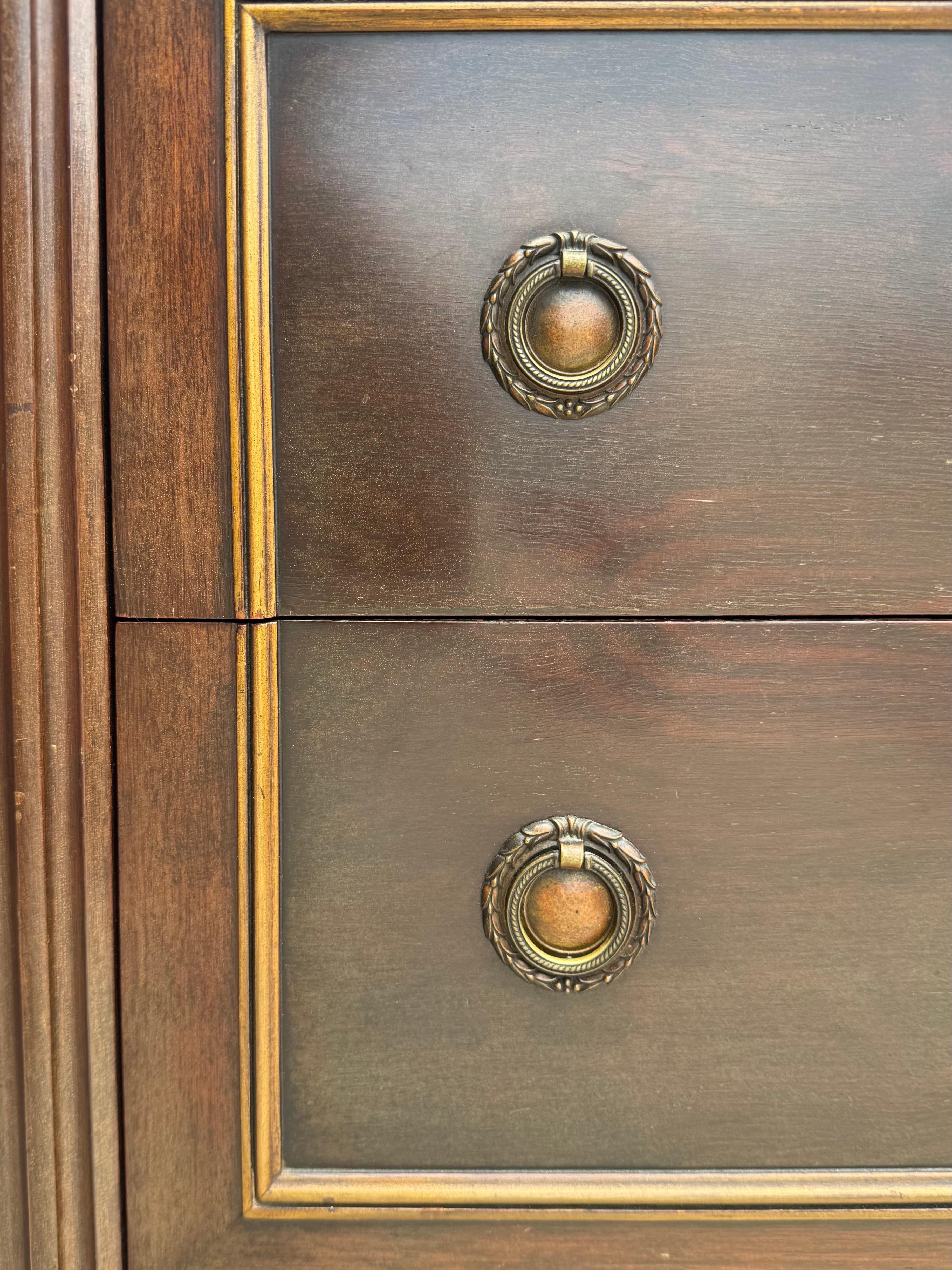 20ième siècle Commode néoclassique John Widdicomb en vente