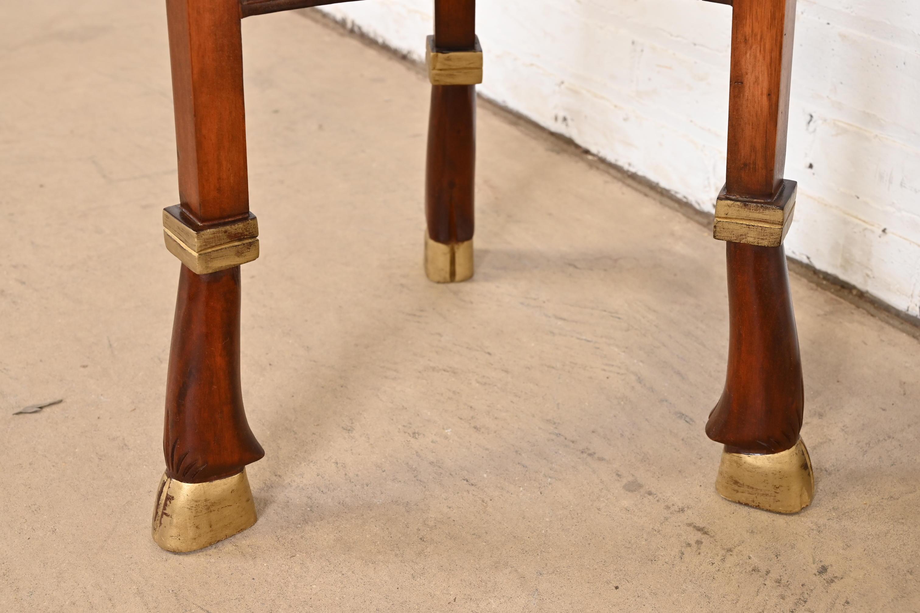 John Widdicomb Guéridon Pedestal Table néoclassique en acajou avec têtes de bélier dorées en vente 4