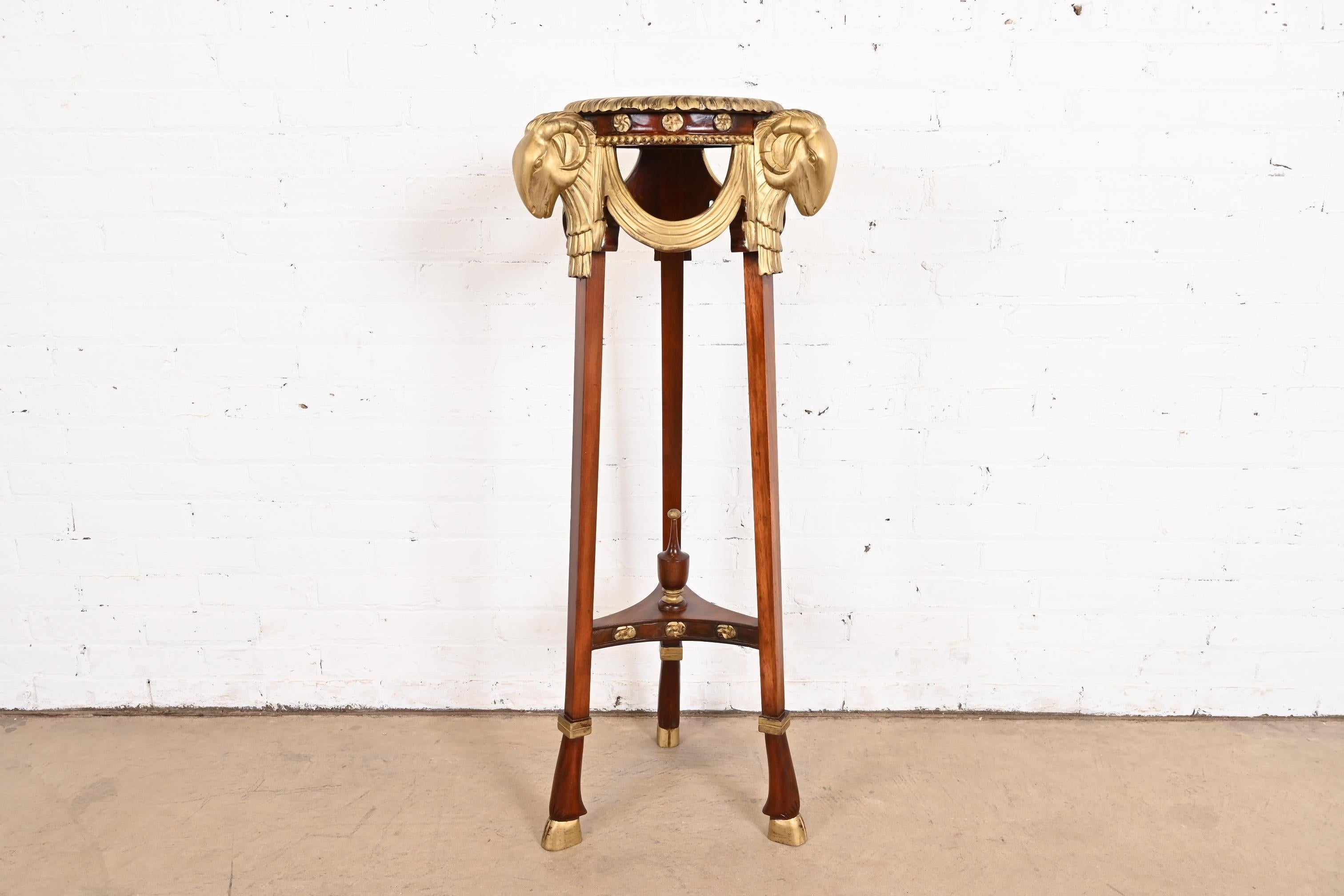 John Widdicomb Guéridon Pedestal Table néoclassique en acajou avec têtes de bélier dorées en vente 5