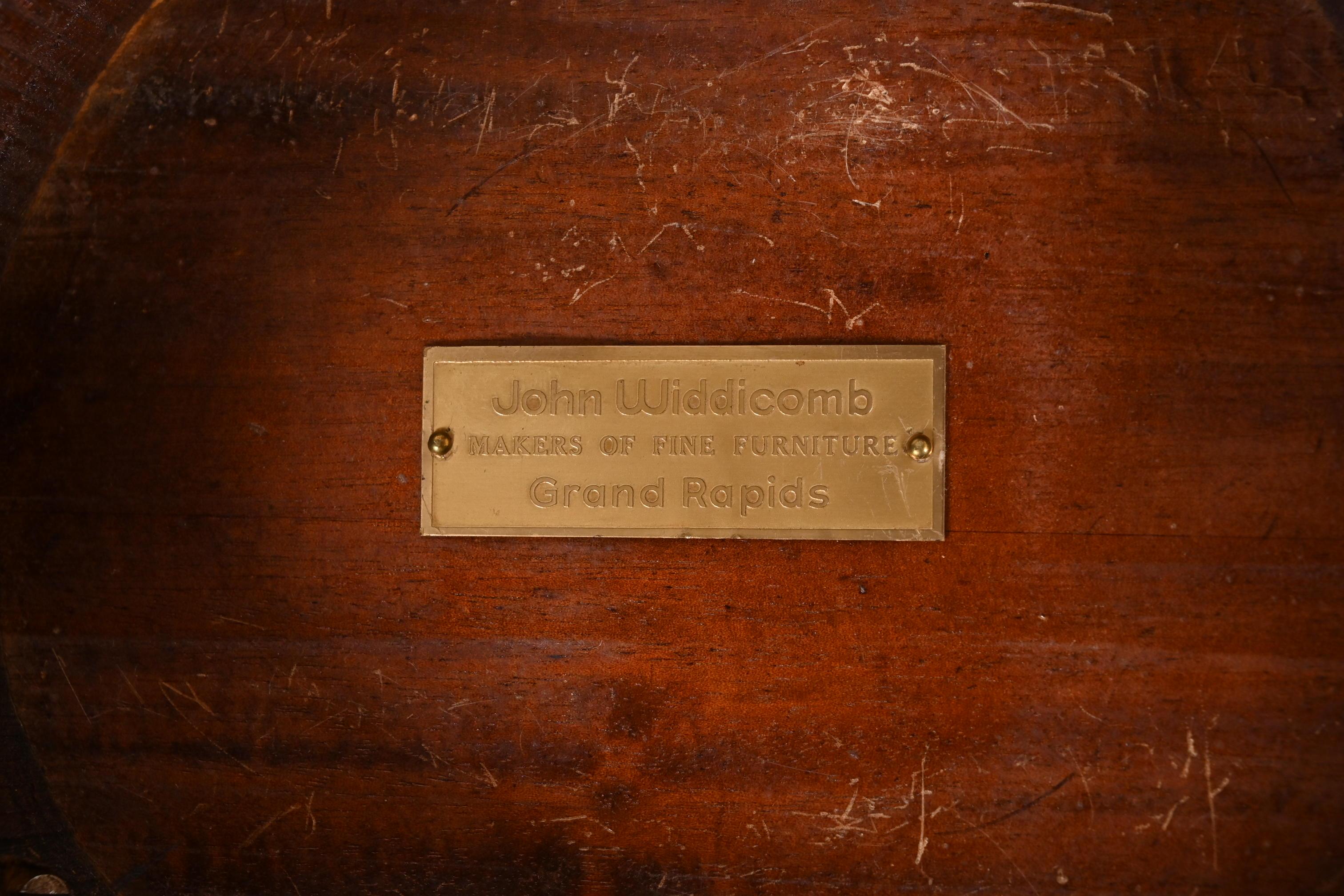 John Widdicomb Guéridon Pedestal Table néoclassique en acajou avec têtes de bélier dorées en vente 6