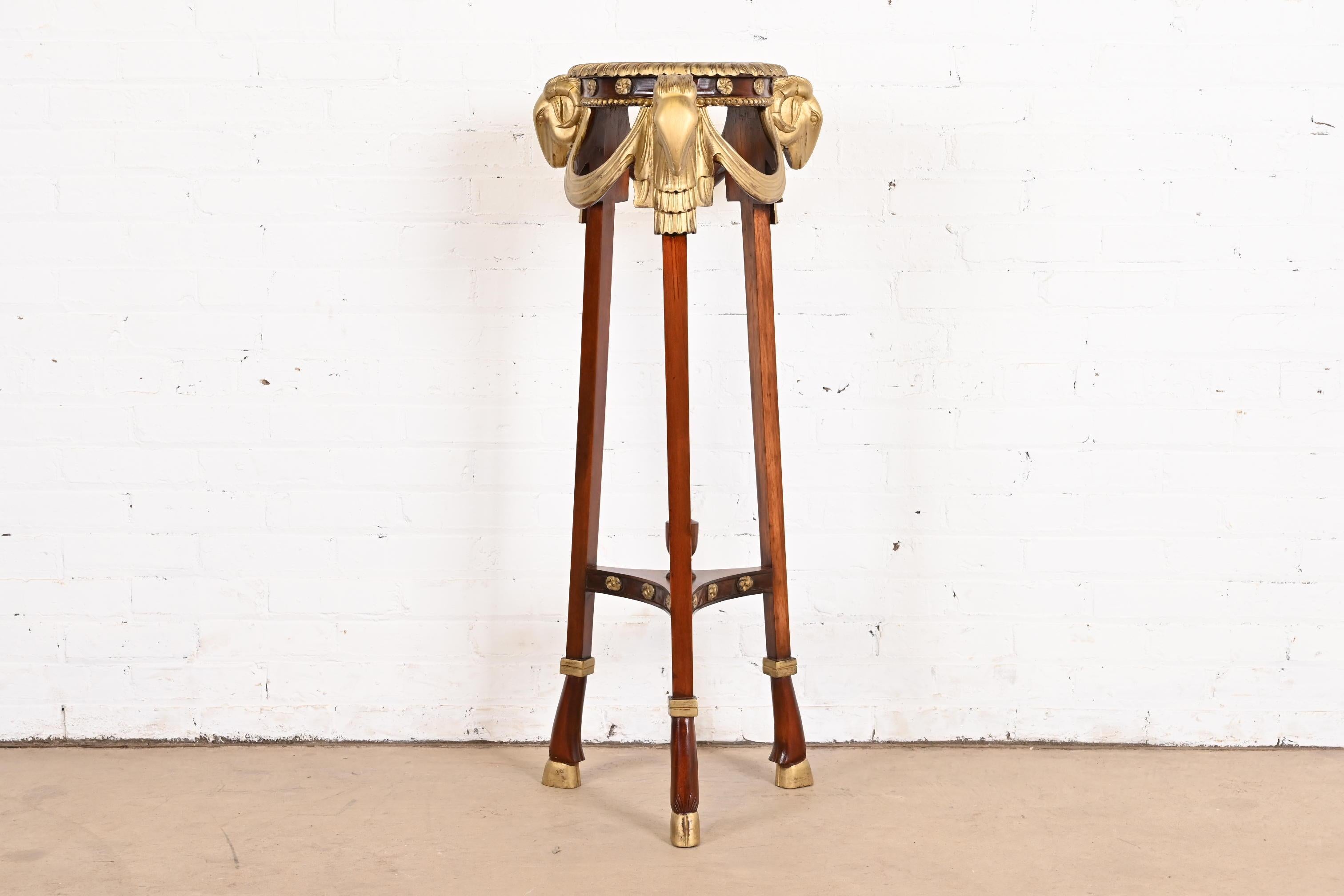 Néoclassique John Widdicomb Guéridon Pedestal Table néoclassique en acajou avec têtes de bélier dorées en vente