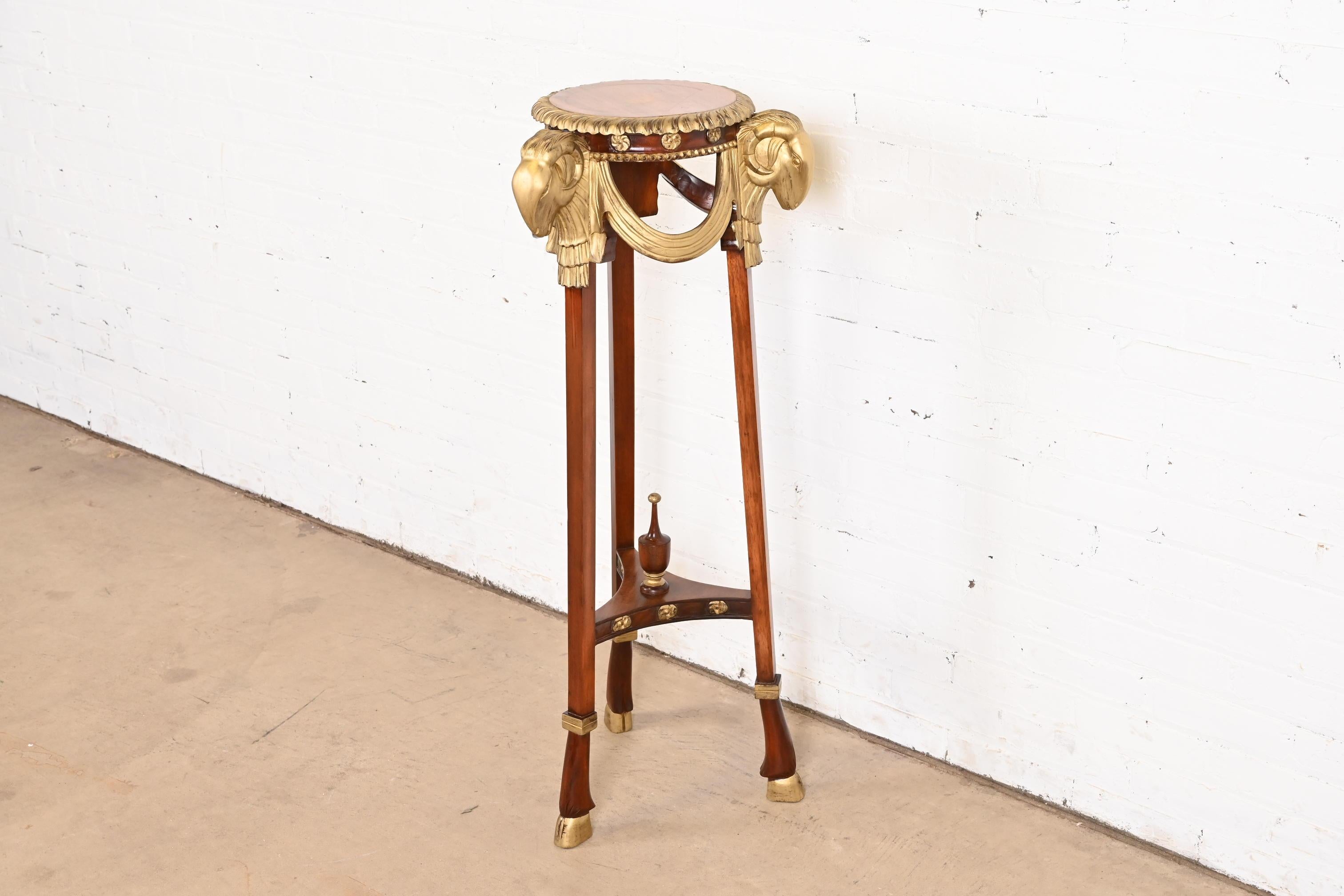 Américain John Widdicomb Guéridon Pedestal Table néoclassique en acajou avec têtes de bélier dorées en vente
