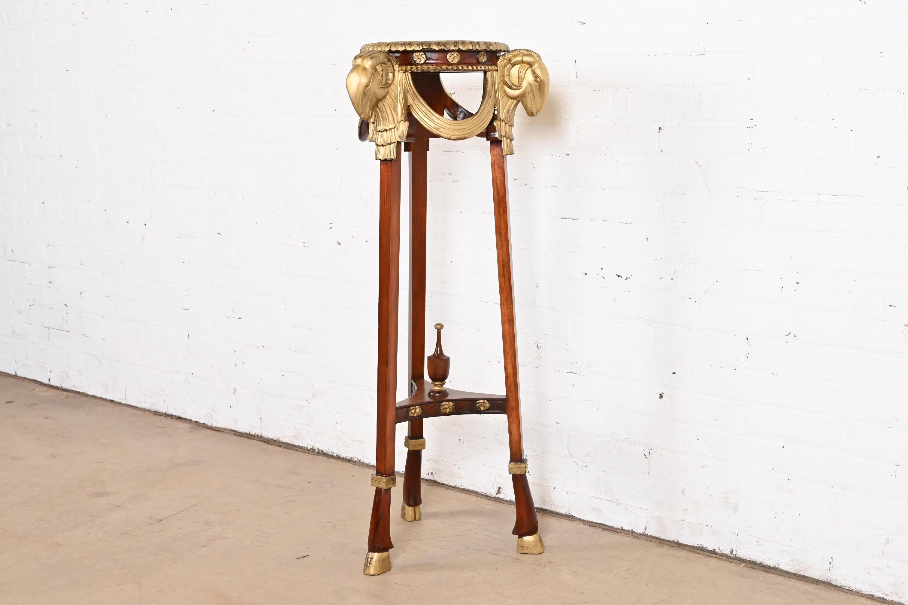 John Widdicomb Guéridon Pedestal Table néoclassique en acajou avec têtes de bélier dorées Bon état - En vente à South Bend, IN