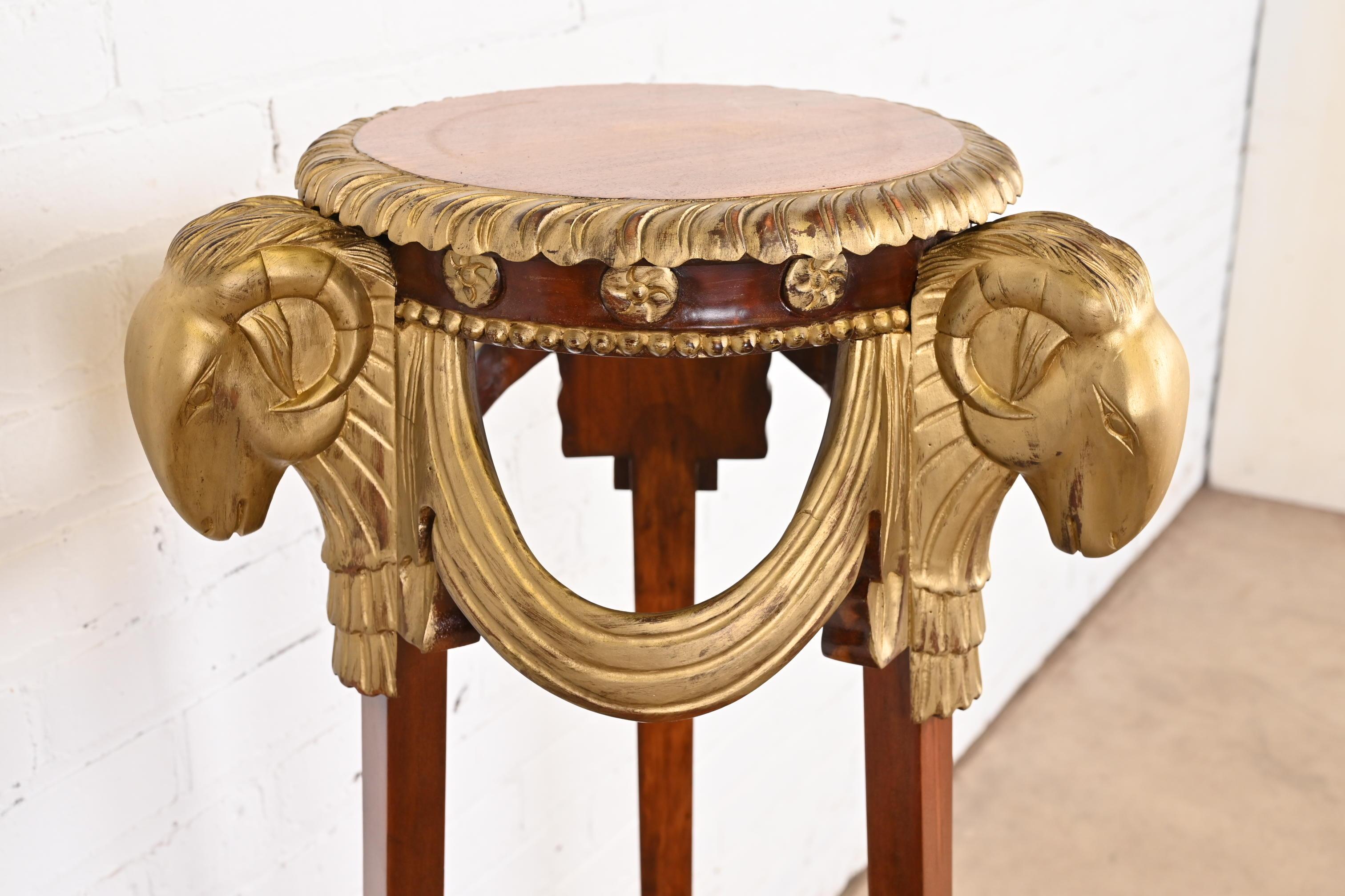20ième siècle John Widdicomb Guéridon Pedestal Table néoclassique en acajou avec têtes de bélier dorées en vente