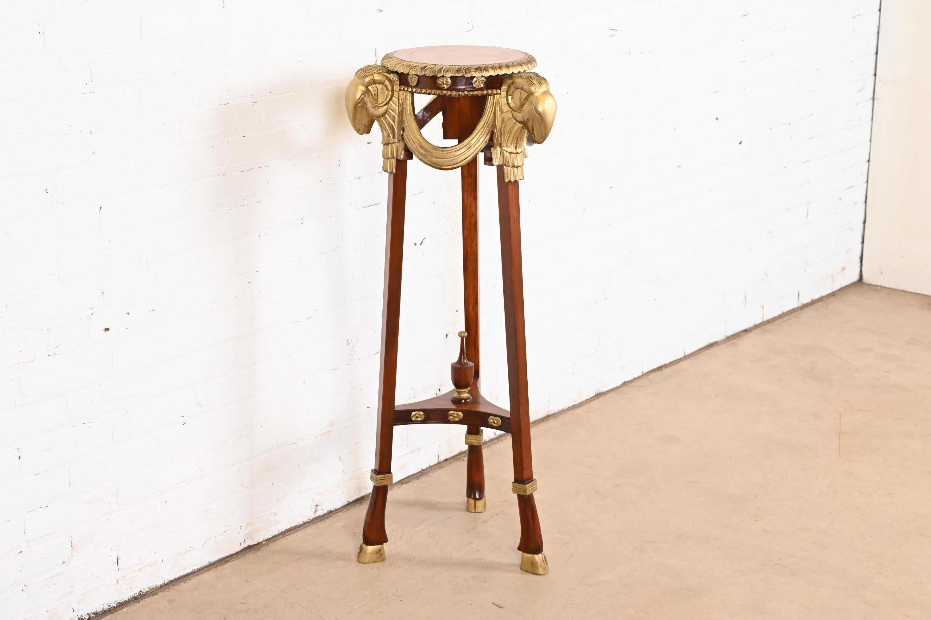 Acajou John Widdicomb Guéridon Pedestal Table néoclassique en acajou avec têtes de bélier dorées en vente