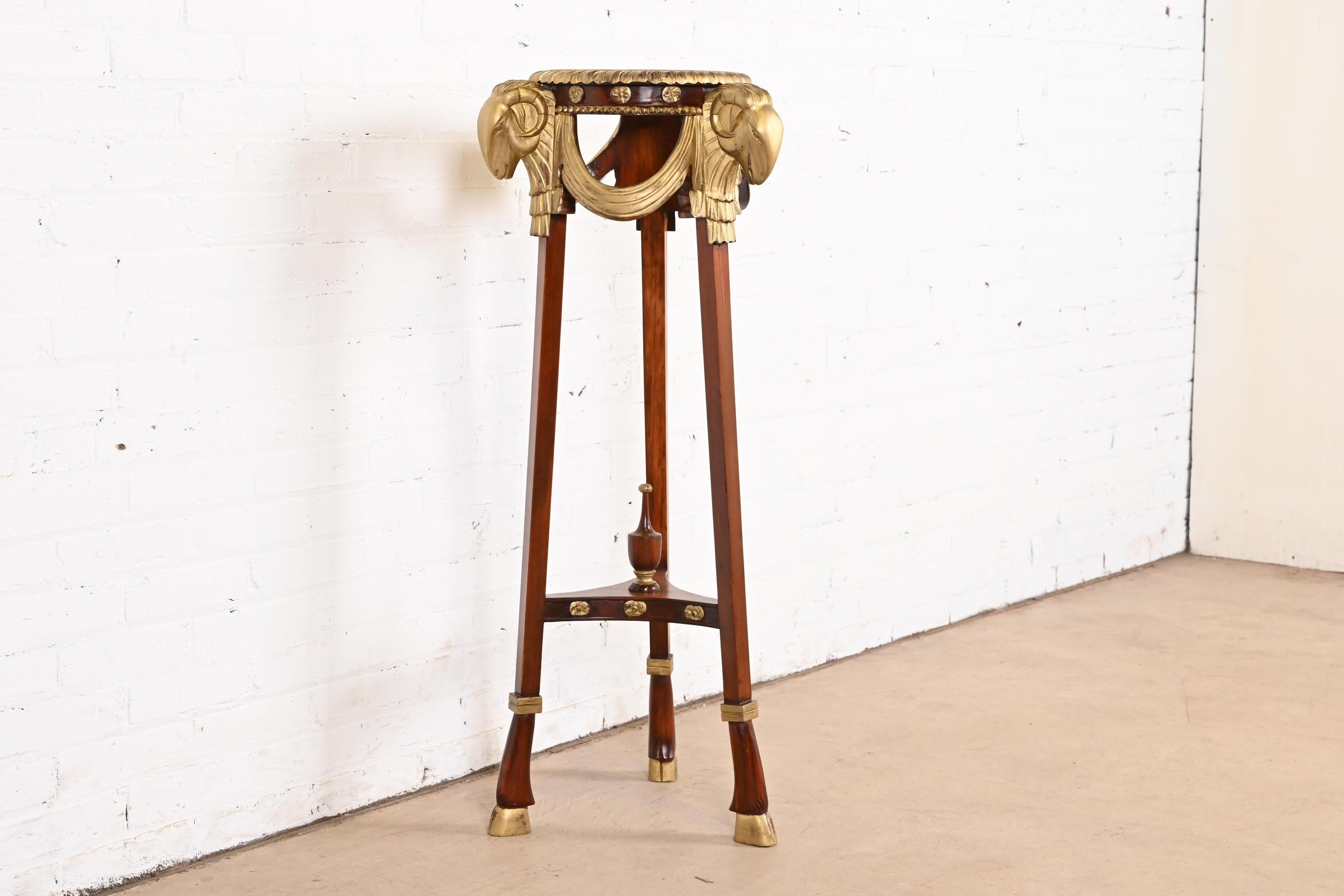 John Widdicomb Guéridon Pedestal Table néoclassique en acajou avec têtes de bélier dorées en vente 1