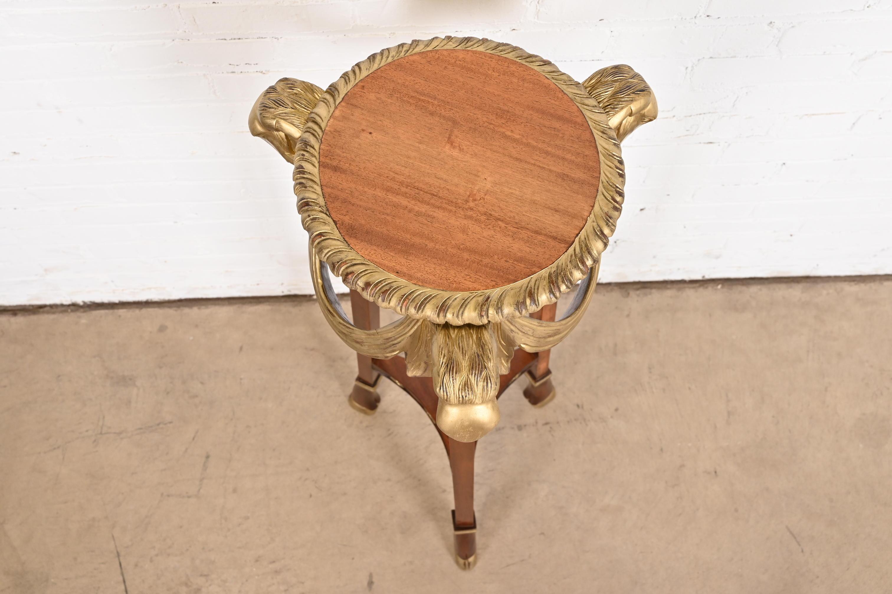 John Widdicomb Guéridon Pedestal Table néoclassique en acajou avec têtes de bélier dorées en vente 2