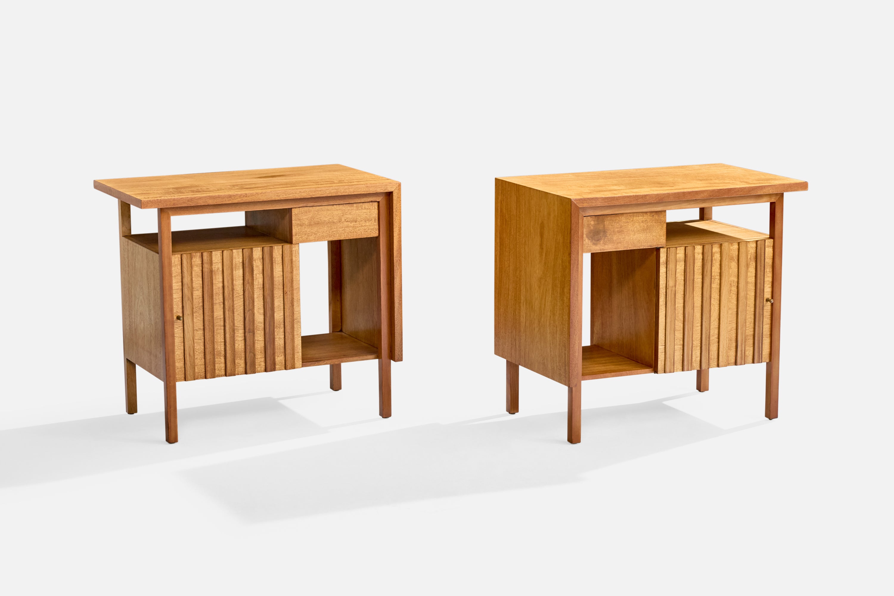 Coppia di comodini in noce prodotti da John Widdicomb, USA, anni '50 circa.

Dimensioni complessive (pollici): 23,625 