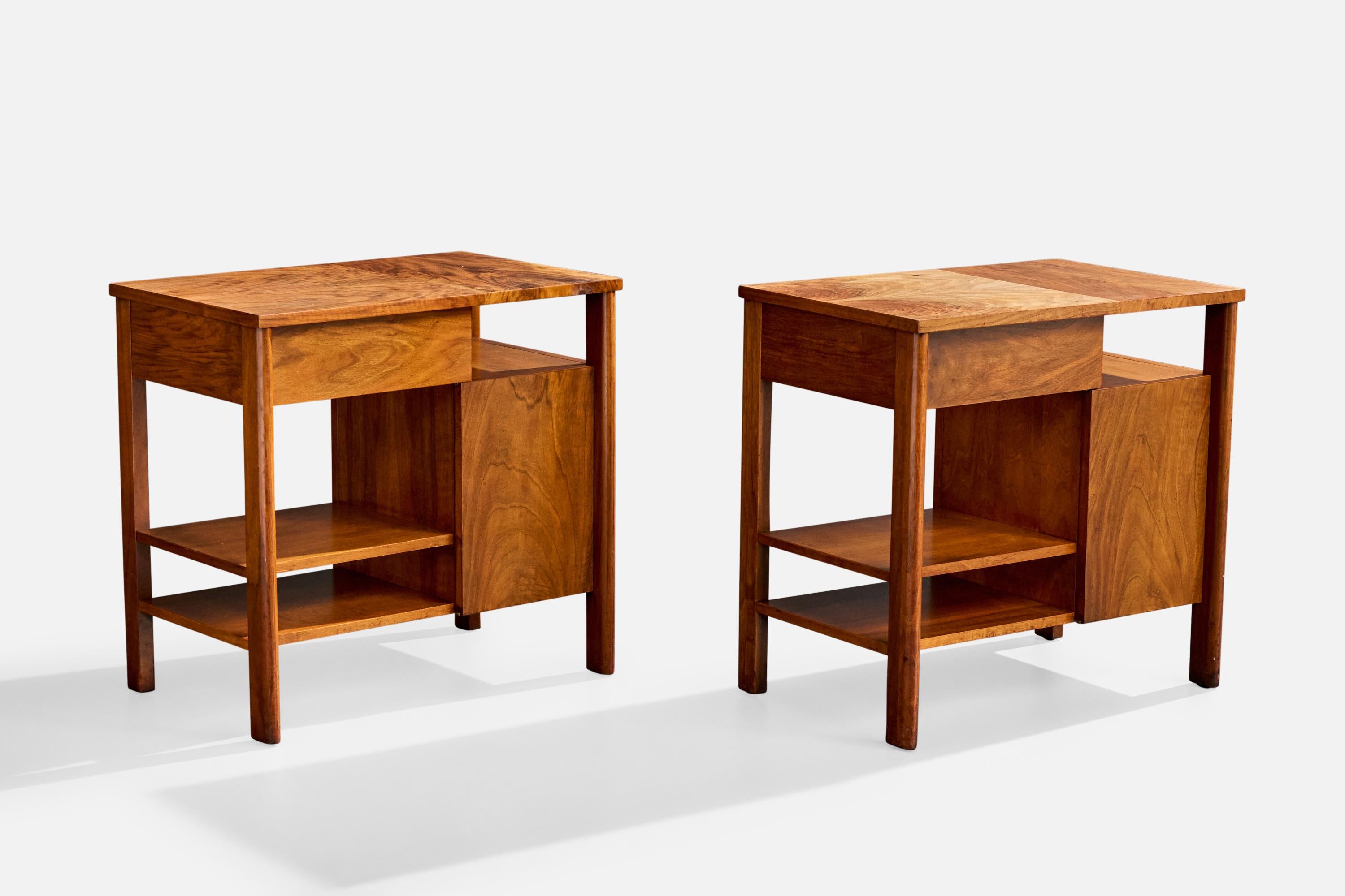 Coppia di comodini in noce prodotti da John Widdicomb, USA, anni '50 circa. 

Usura coerente con l'età e l'uso

Dimensioni complessive (pollici): 24,125 