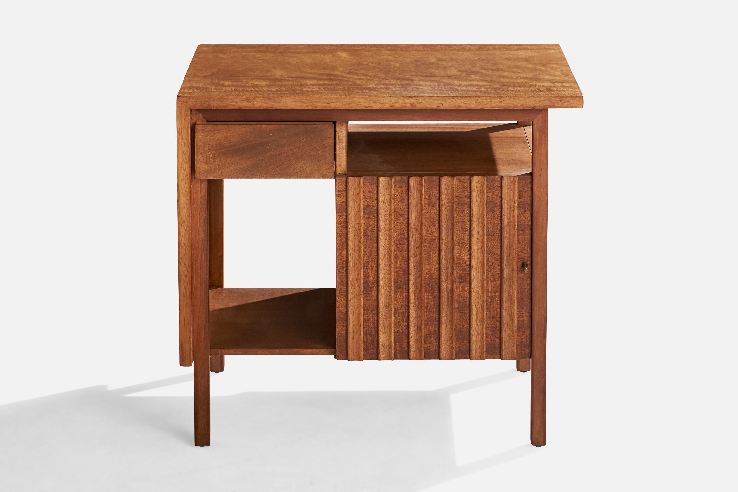 John Widdicomb, Nightstands, Walnut, USA, 1950s In Good Condition In High Point, NC