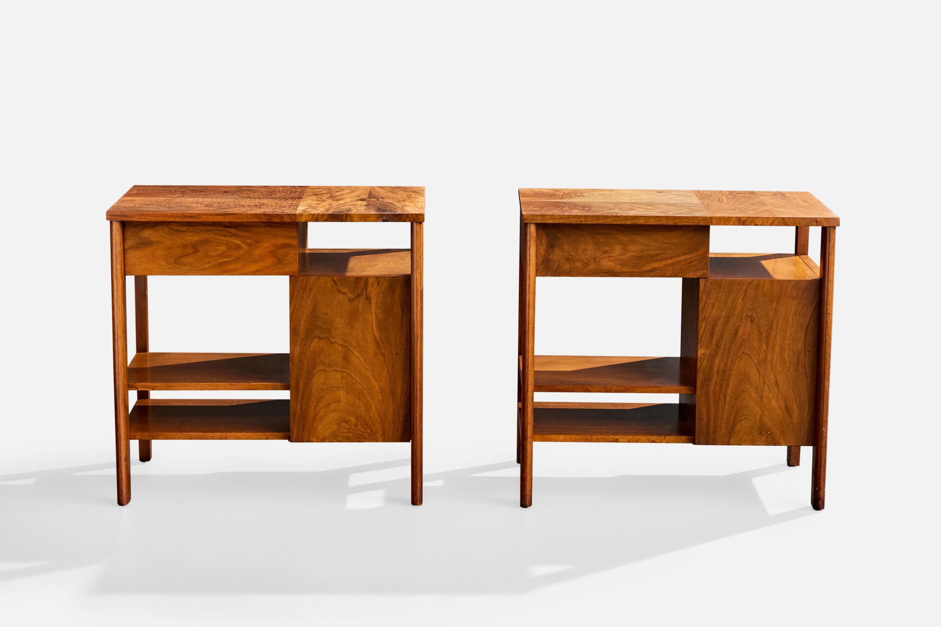 Metà XX secolo John Widdicomb, Comodini, Noce, USA, anni '50 in vendita