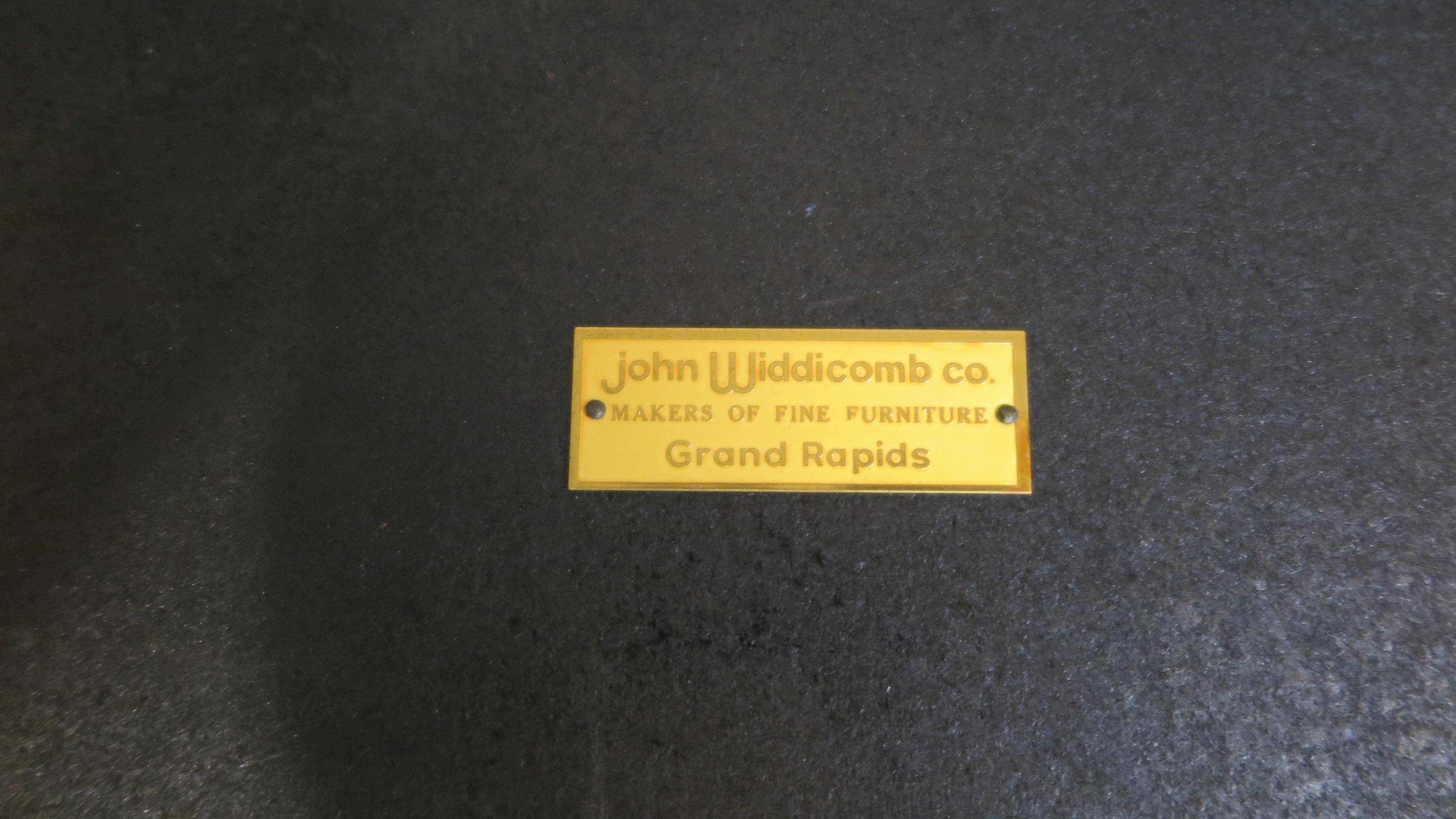 Table d'appoint John Widdicomb en laiton patiné avec incrustation   en vente 6