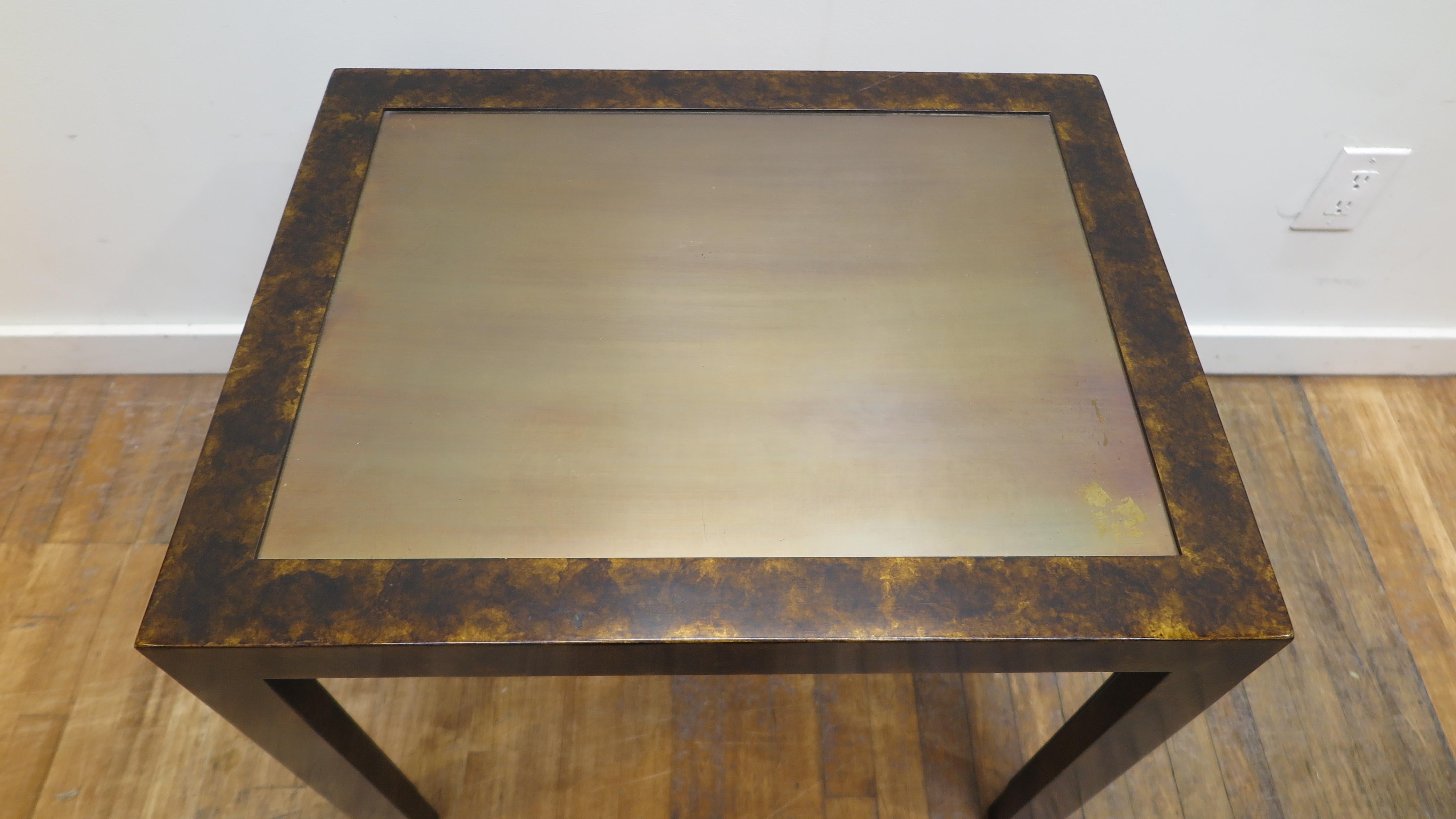 Mid-Century Modern Table d'appoint John Widdicomb en laiton patiné avec incrustation   en vente