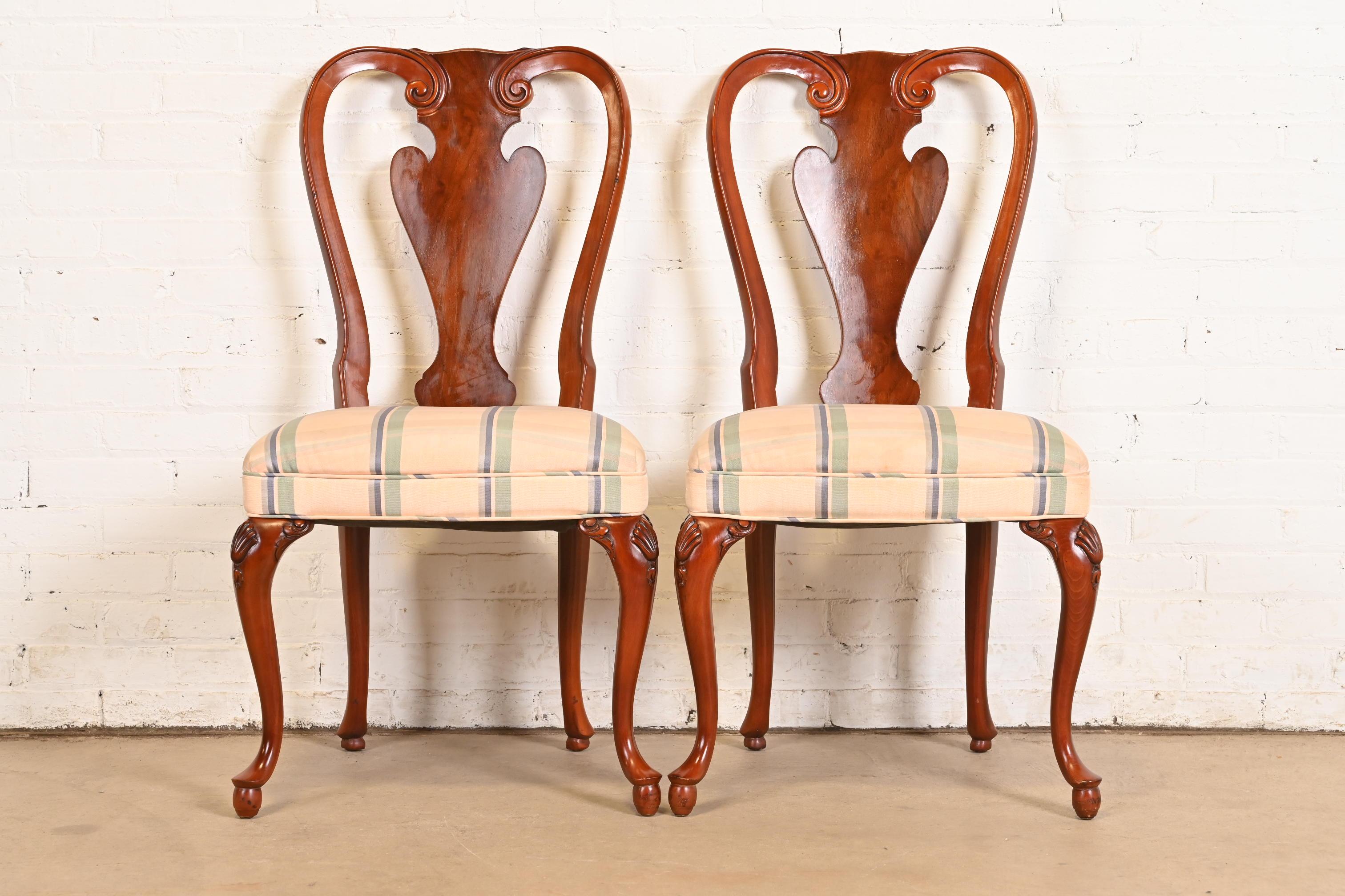 Américain Paire de chaises de salle à manger en acajou massif Queen Anne de John Widdicomb en vente