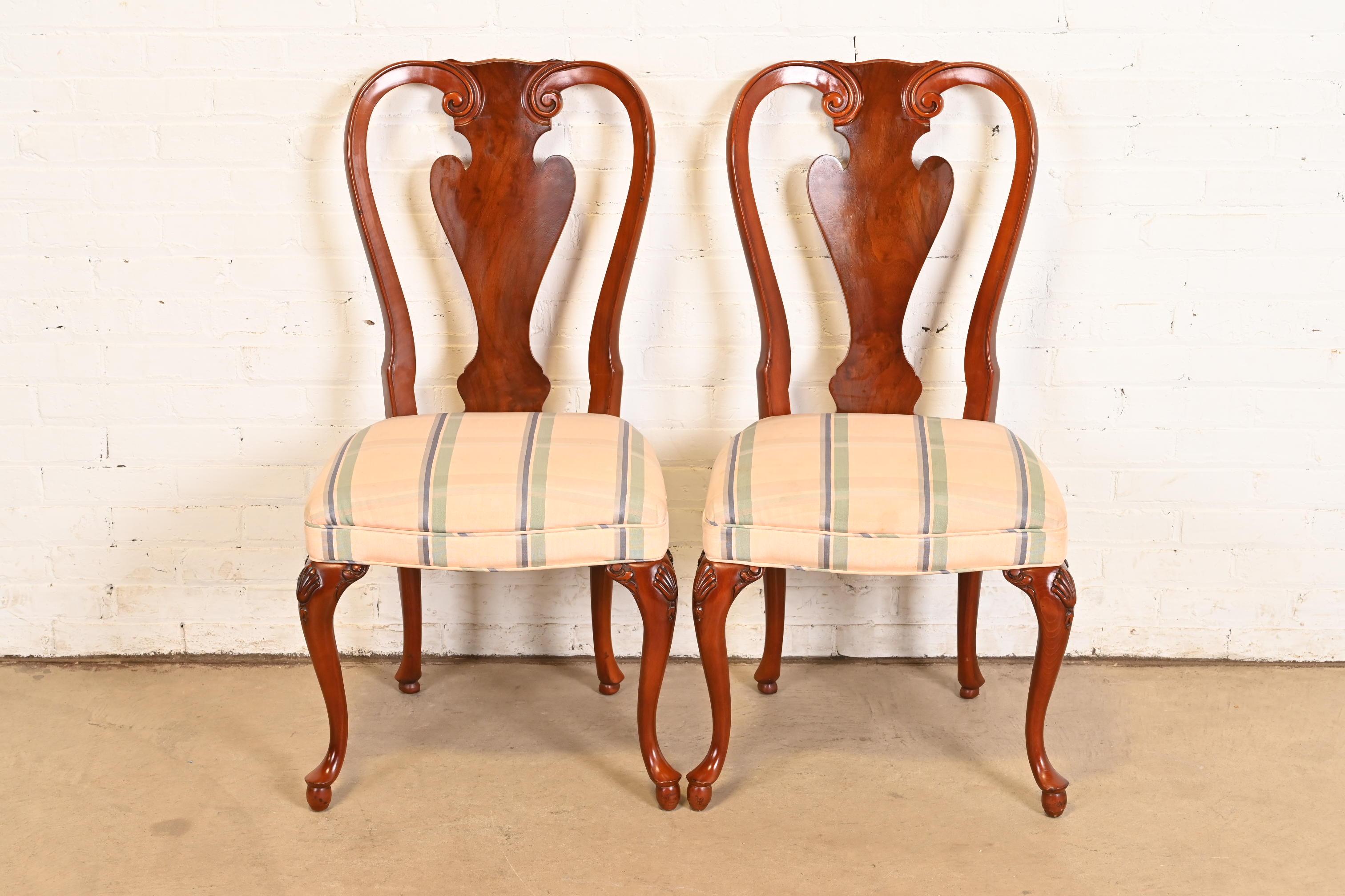 Paire de chaises de salle à manger en acajou massif Queen Anne de John Widdicomb Bon état - En vente à South Bend, IN