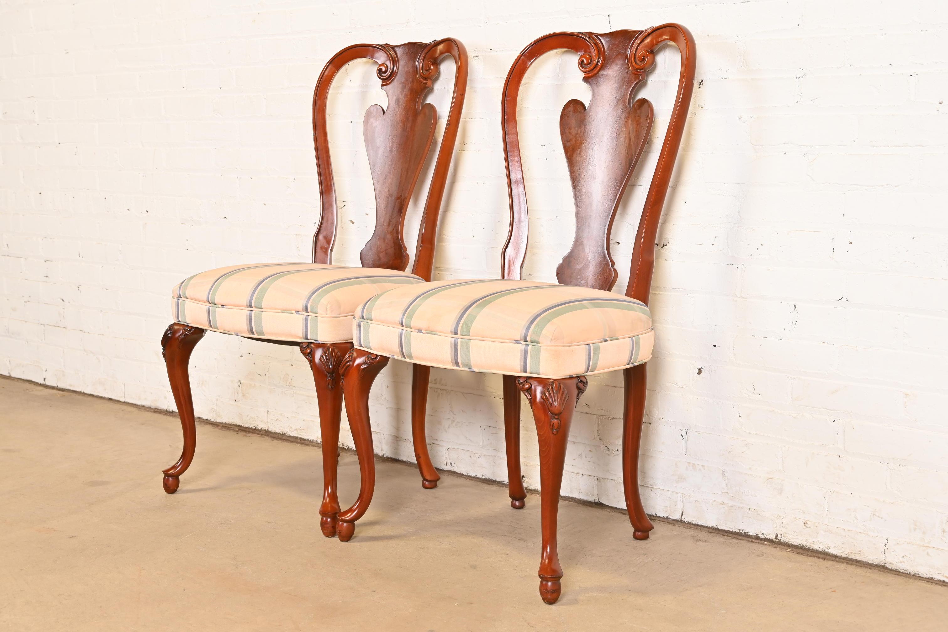 20ième siècle Paire de chaises de salle à manger en acajou massif Queen Anne de John Widdicomb en vente