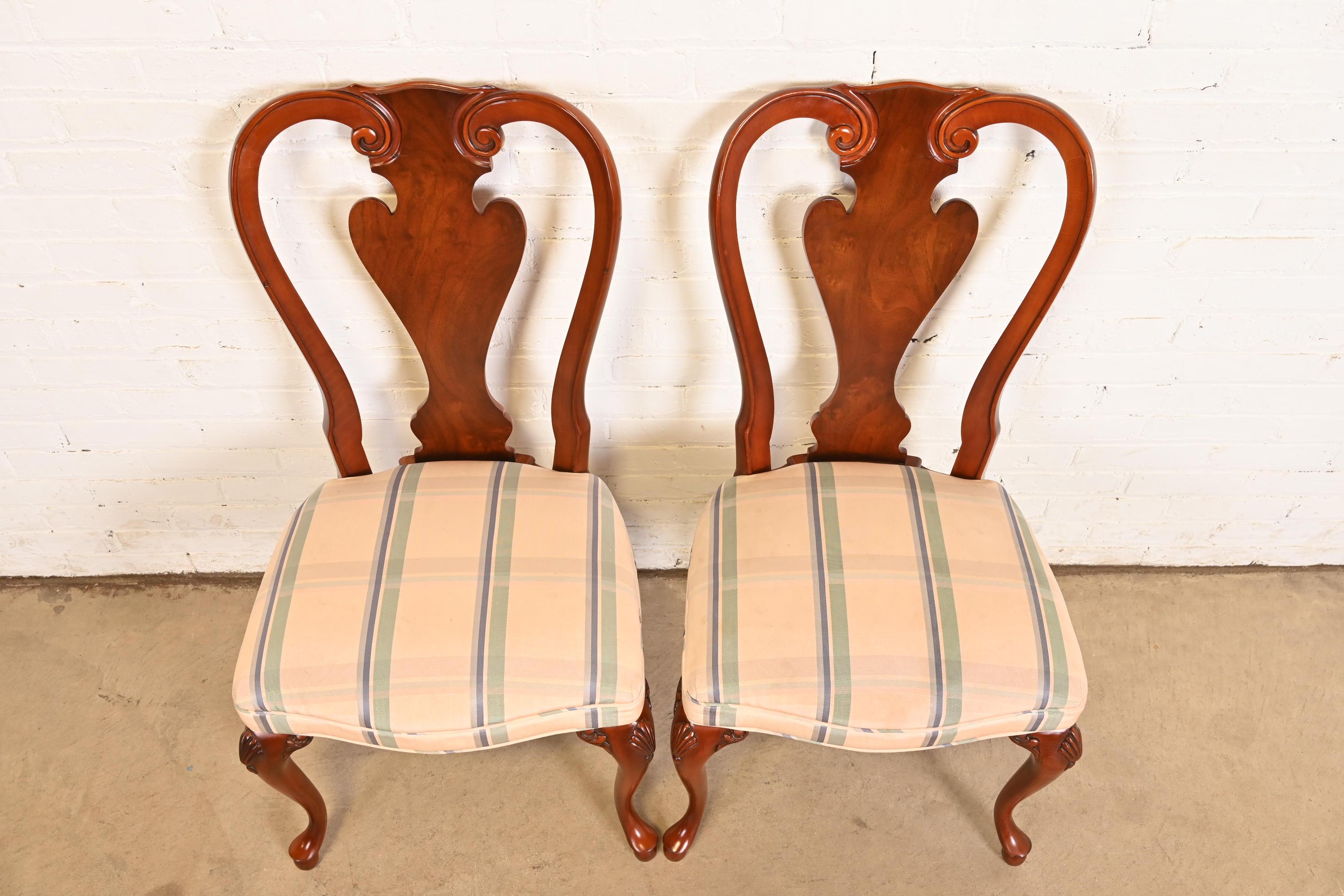 Tissu d'ameublement Paire de chaises de salle à manger en acajou massif Queen Anne de John Widdicomb en vente