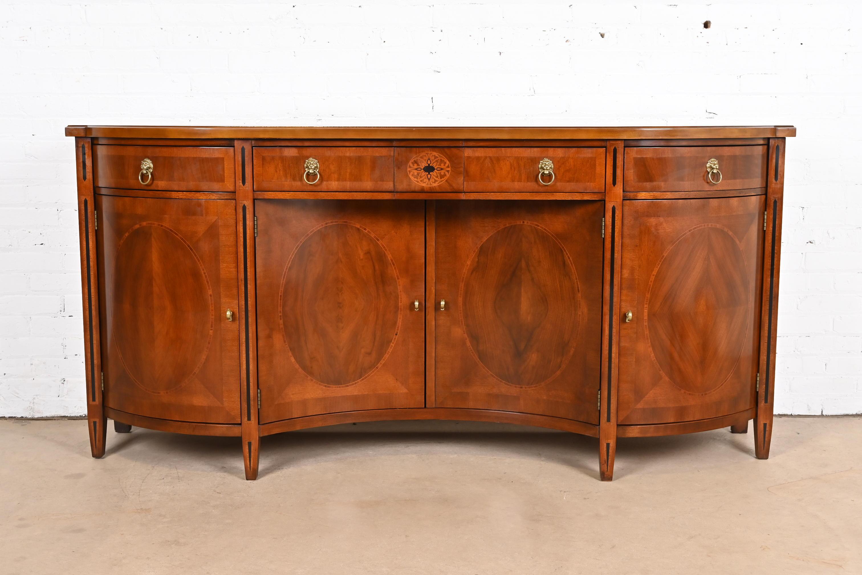 Magnifique buffet, meuble de bar ou crédence de style néoclassique ou Régence française Louis XVI.

Par John Widdicomb

USA, Circa Late 20th Century

Acajou et ronce sculptés, avec incrustation de marqueterie de bois satiné et d'ébène, et