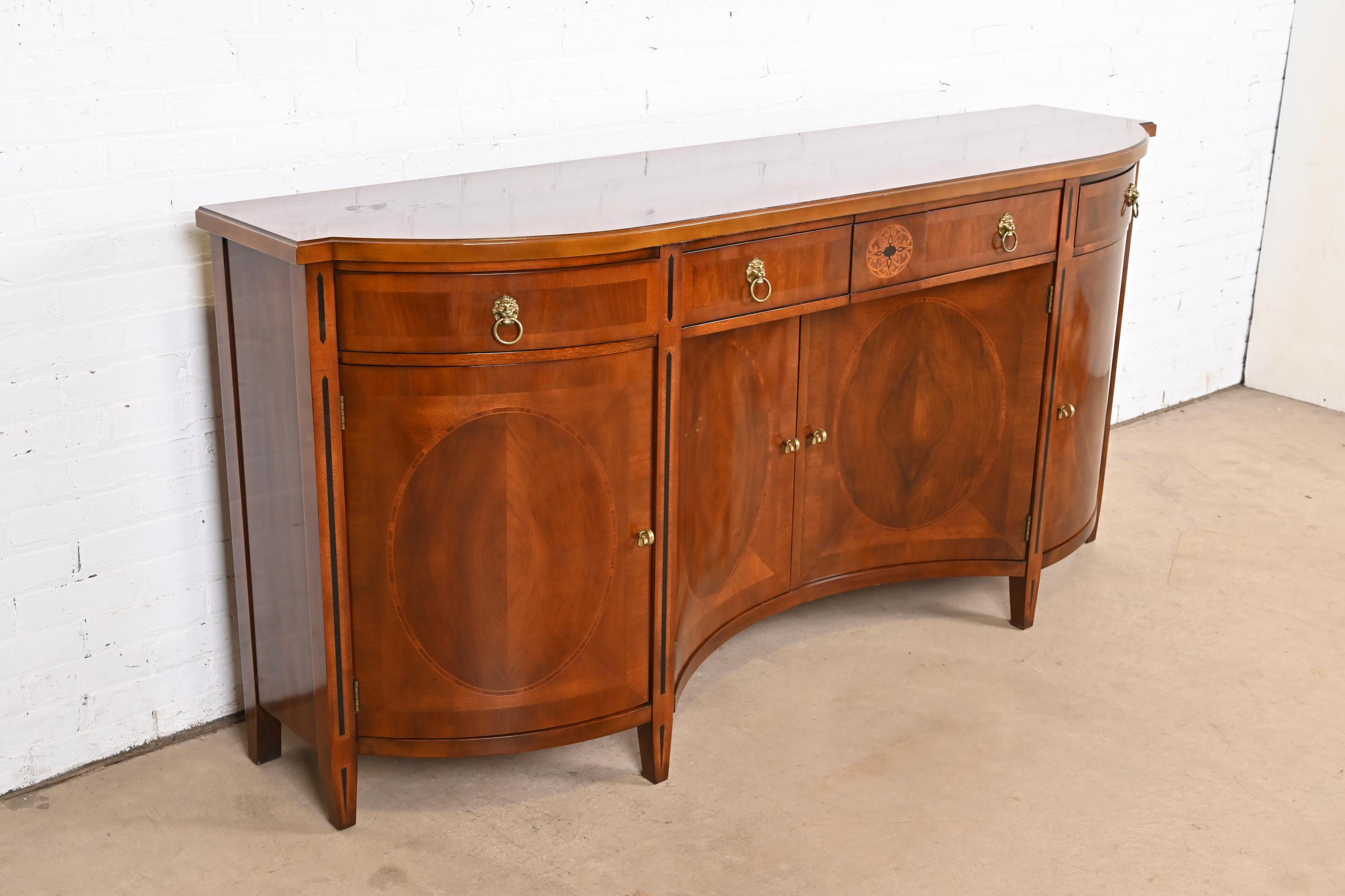 20ième siècle Crédence Regency ou néoclassique en acajou et ronce de bois de John Widdicomb en vente