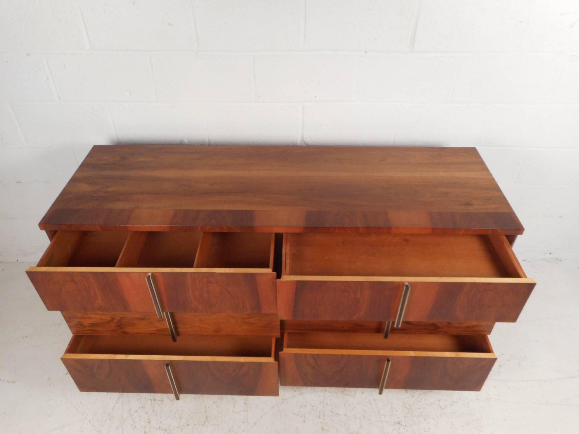 John Widdicomb Six-Drawer Dresser by Dale Ford In Good Condition In Brooklyn, NY