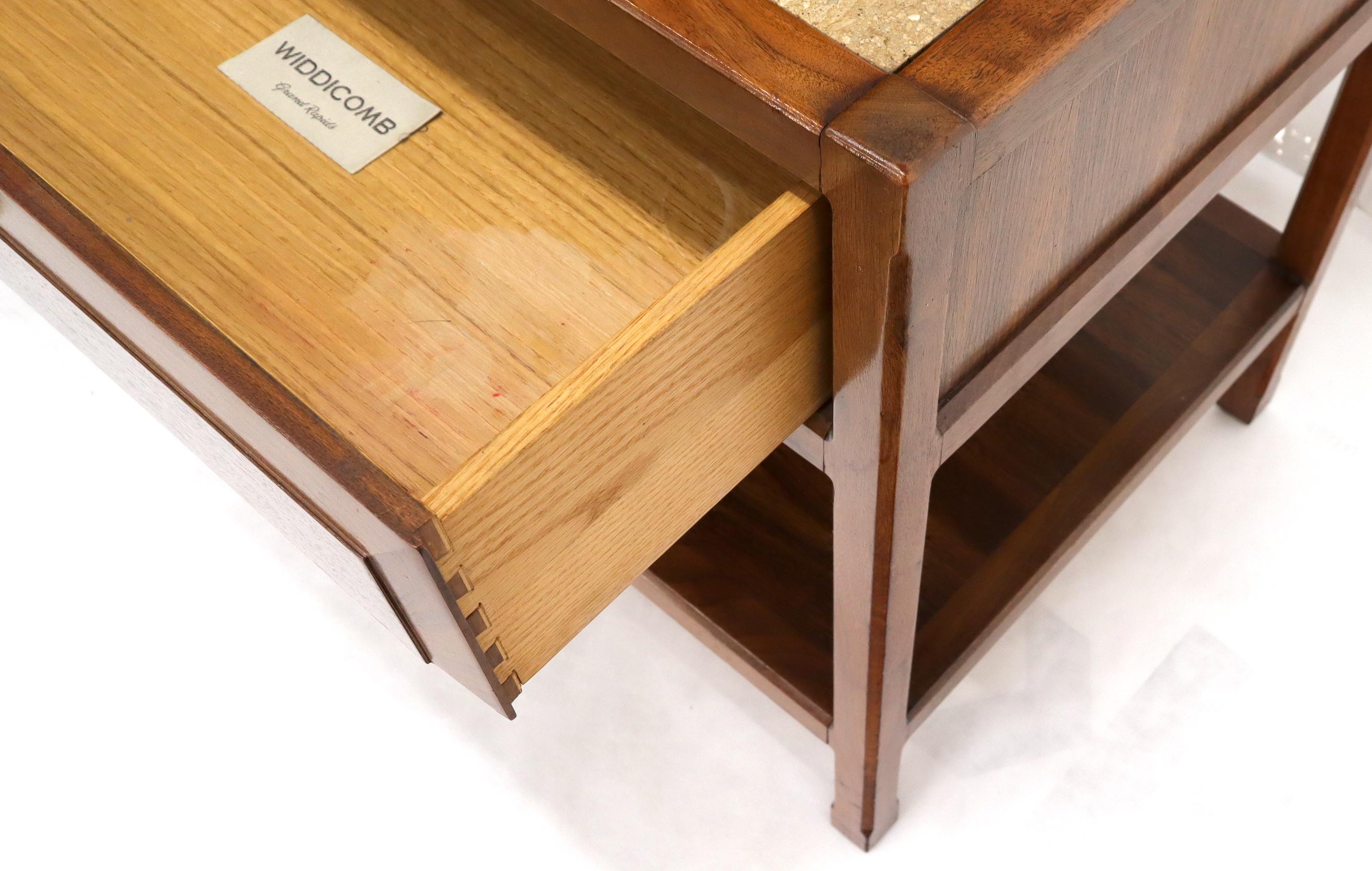 Table d'appoint John Widdicomb en noyer massif avec intérieur en travertin et plateau en travertin en vente 3
