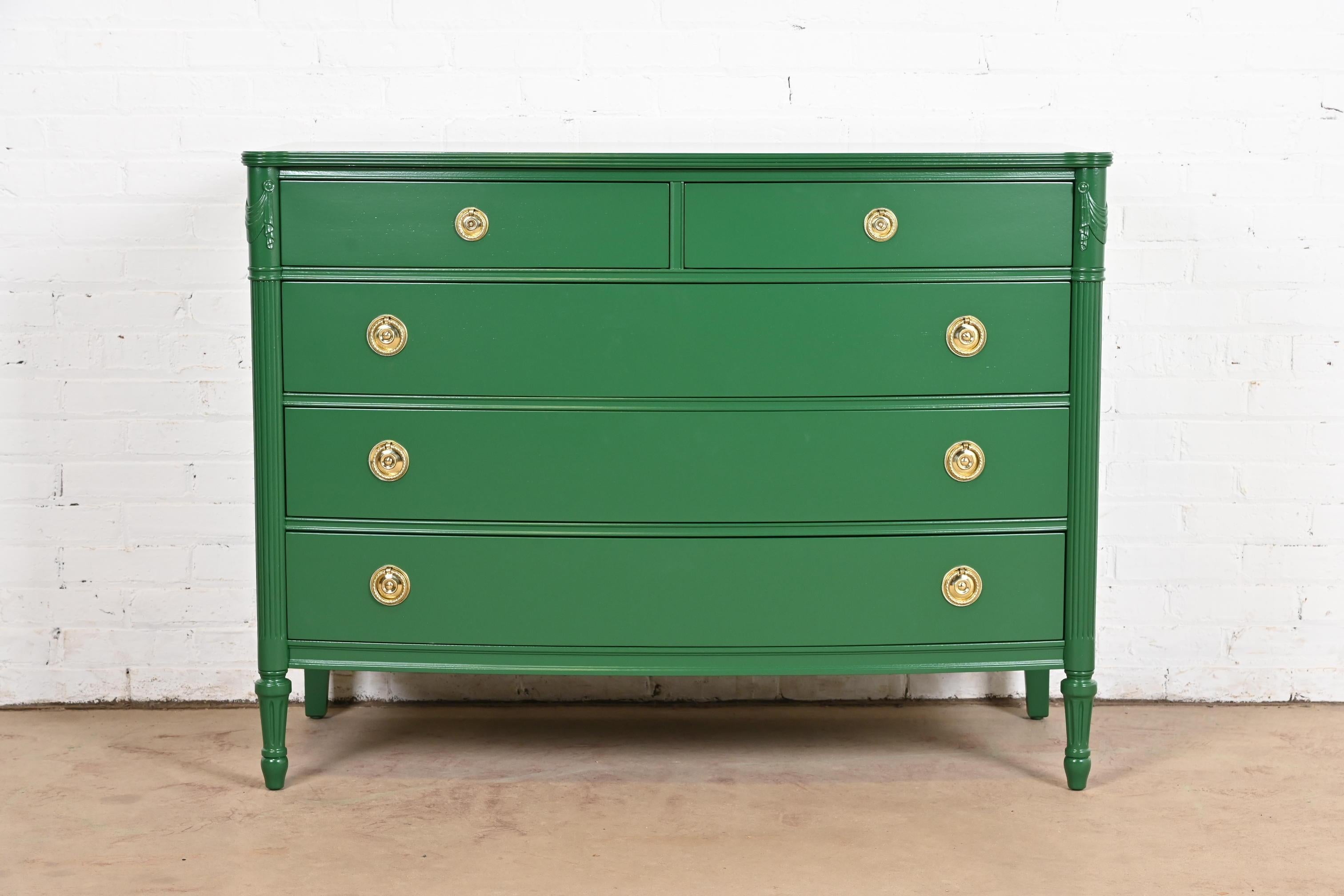 A gorgeous antique French Regency Louis XVI style five-drawer dresser or chest of drawers

In the manner of John Widdicomb

Retailed by high-end Chicago retailer John M. Smyth Co.

USA, Circa 1920s

Green lacquered carved mahogany, with original