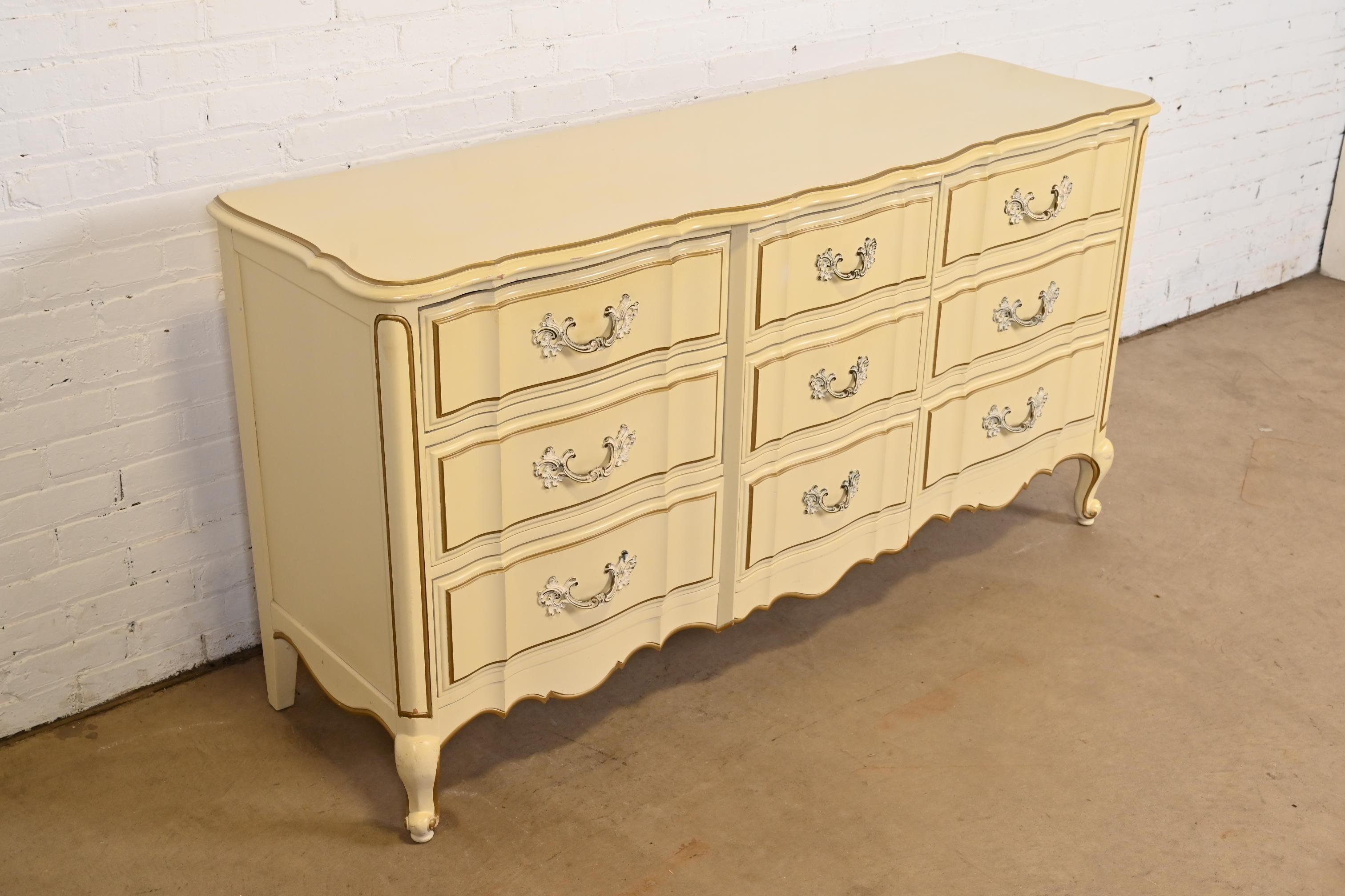 John Widdicomb Style French Provincial Louis XV Cream Lacquered Dresser, 1950s In Good Condition For Sale In South Bend, IN