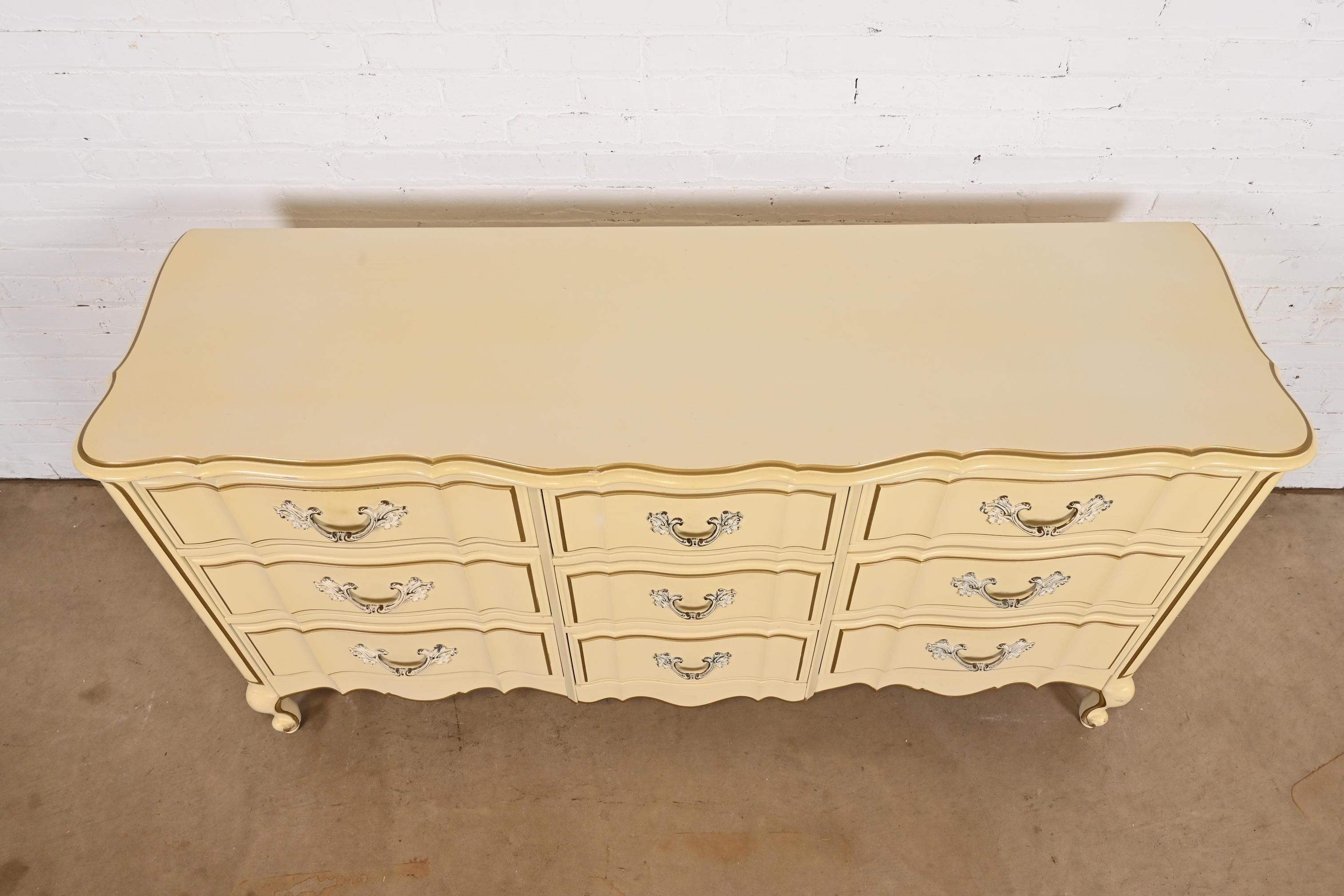 John Widdicomb Style French Provincial Louis XV Cream Lacquered Dresser, 1950s For Sale 3