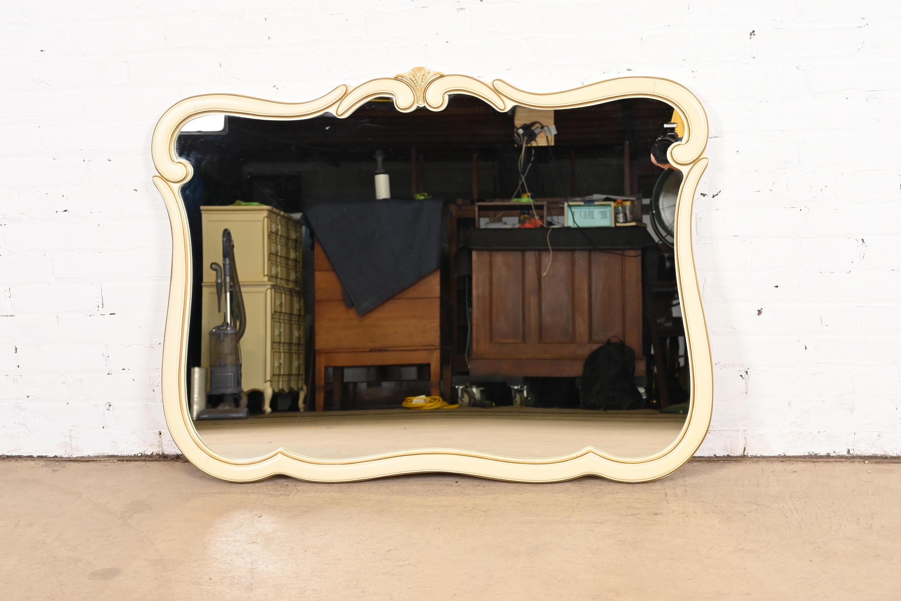 Provincial français Miroir mural provincial français Louis XV laqué crème de style John Widdicomb en vente
