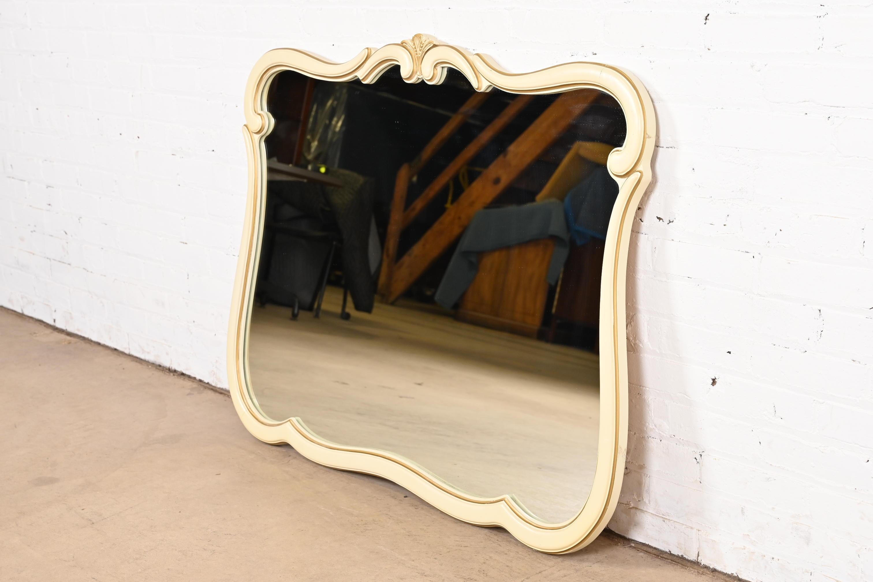Américain Miroir mural provincial français Louis XV laqué crème de style John Widdicomb en vente