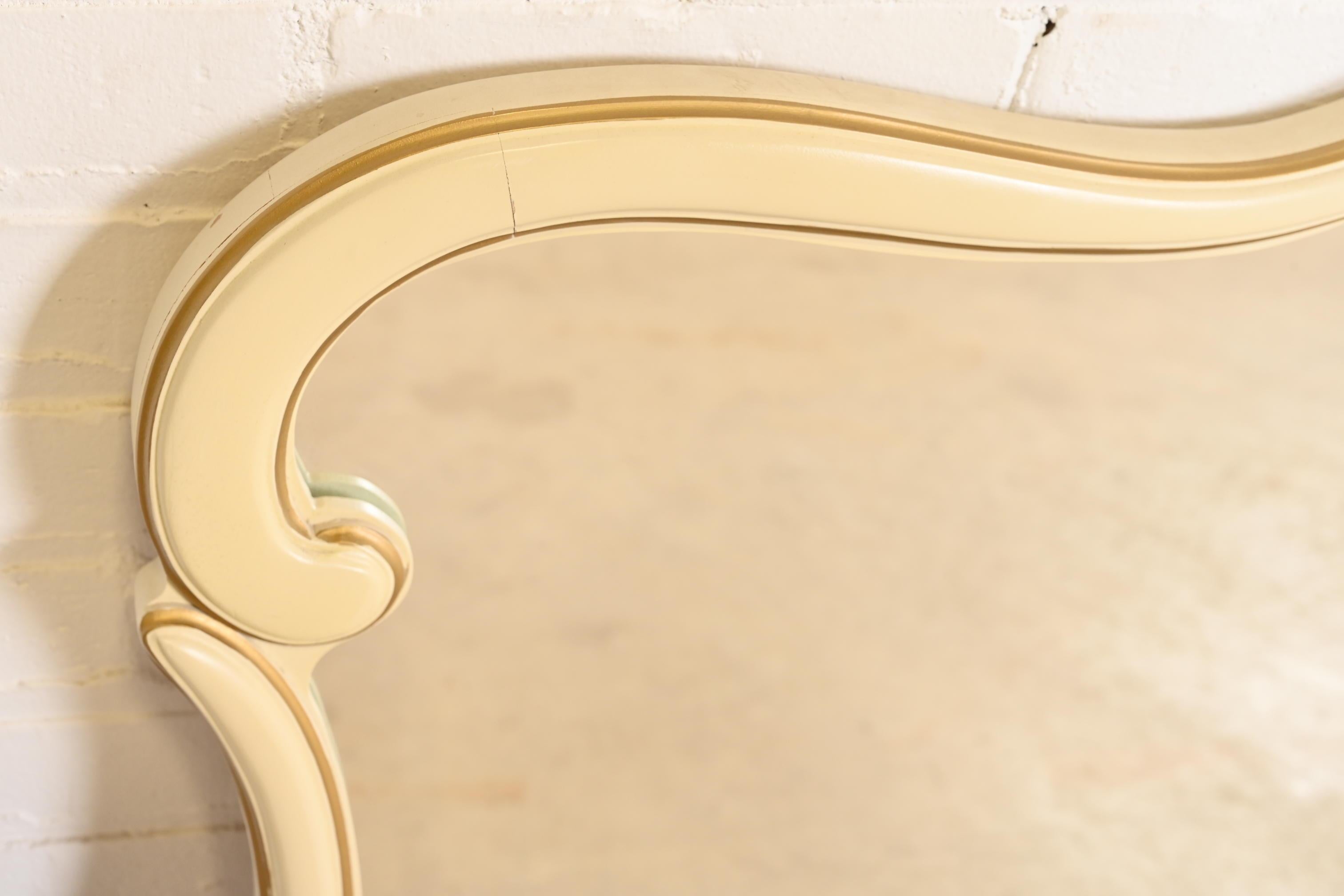 Miroir mural provincial français Louis XV laqué crème de style John Widdicomb en vente 1