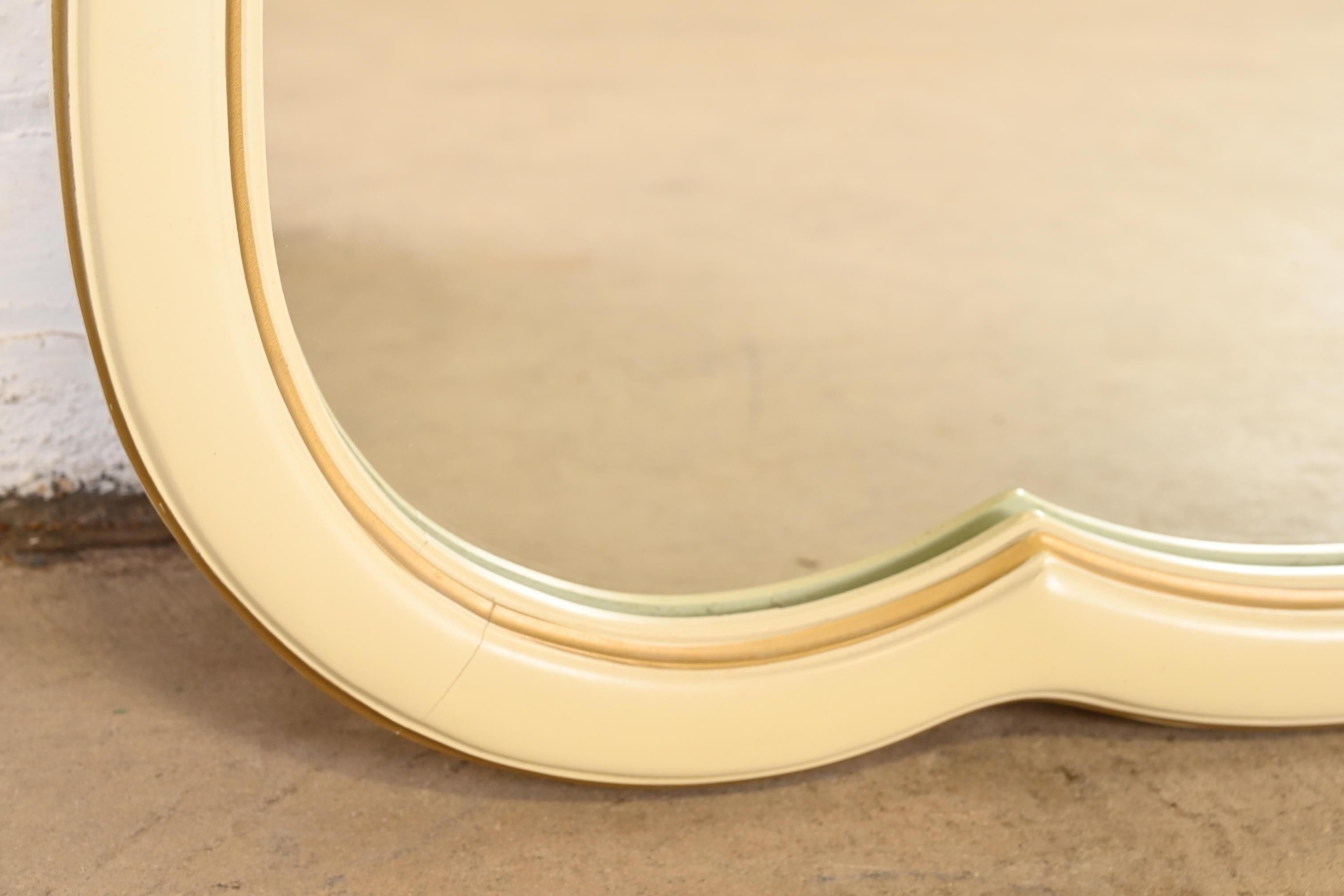 Miroir mural provincial français Louis XV laqué crème de style John Widdicomb en vente 2