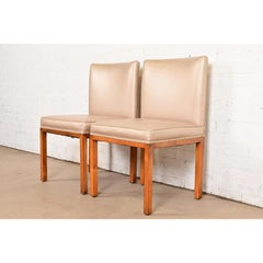 Pareja de sillas auxiliares o de comedor Parsons modernas de cuero, estilo John Widdicomb