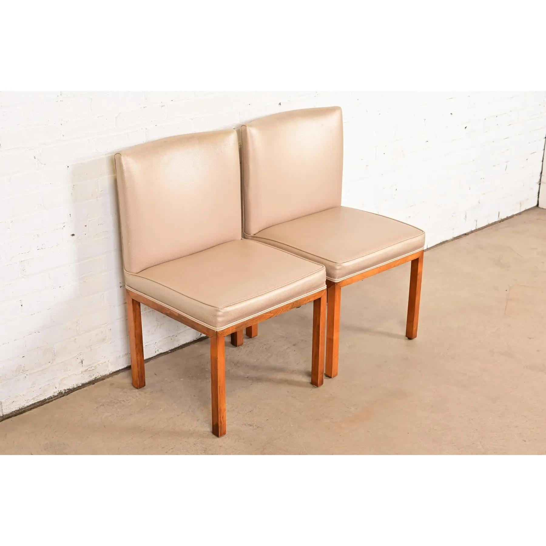 John Widdicomb Stil Moderne Parsons Leder Beistellstühle oder Esszimmerstühle, Paar (20. Jahrhundert) im Angebot