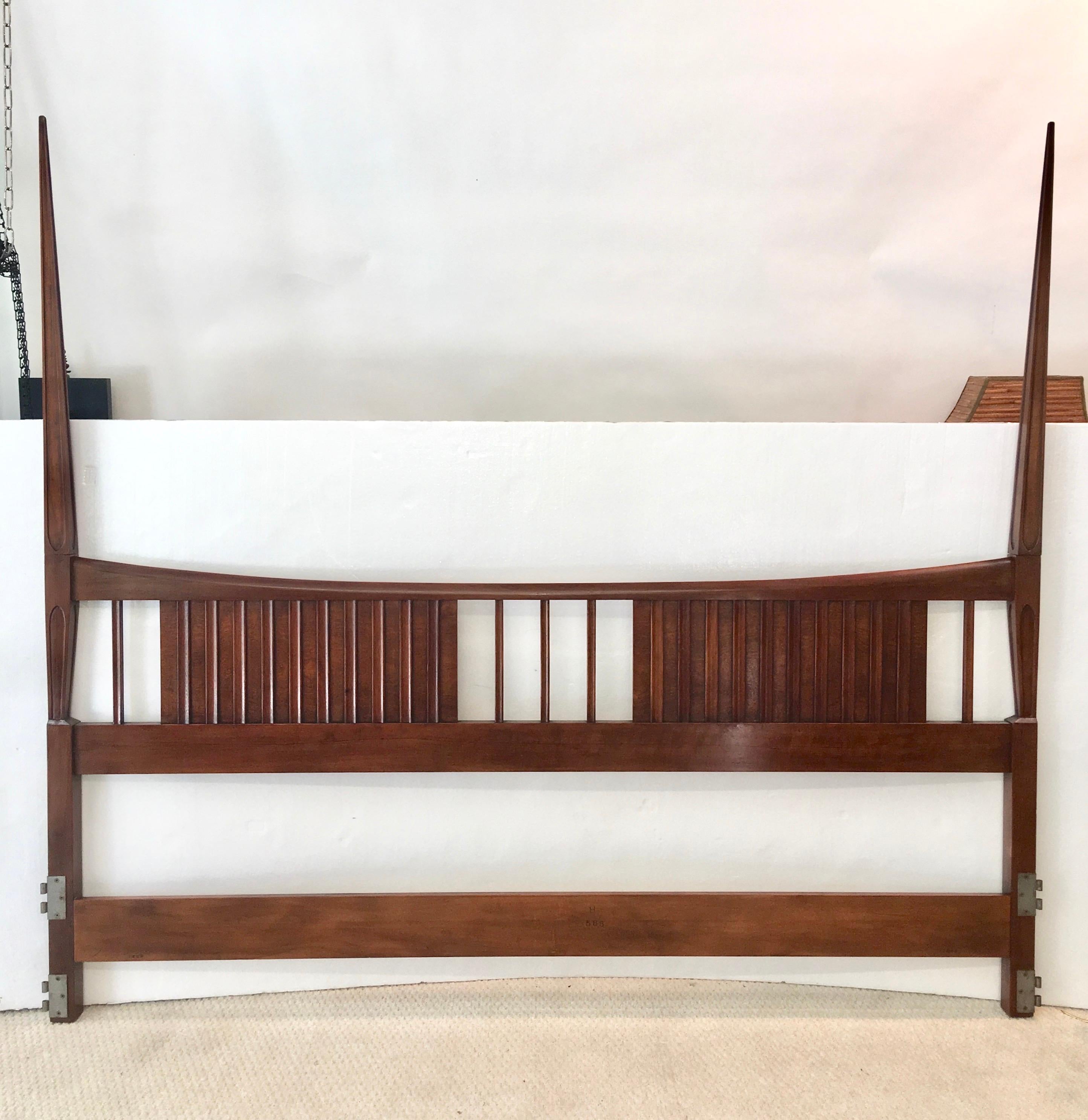 John Widdicomb Mid-Century Modern solid walnut sculptural tall post king size bed headboard with tapered double spires, circa 1960.
Also available two-piece bed frame base if desired.
Dimensions including frame 79.5
