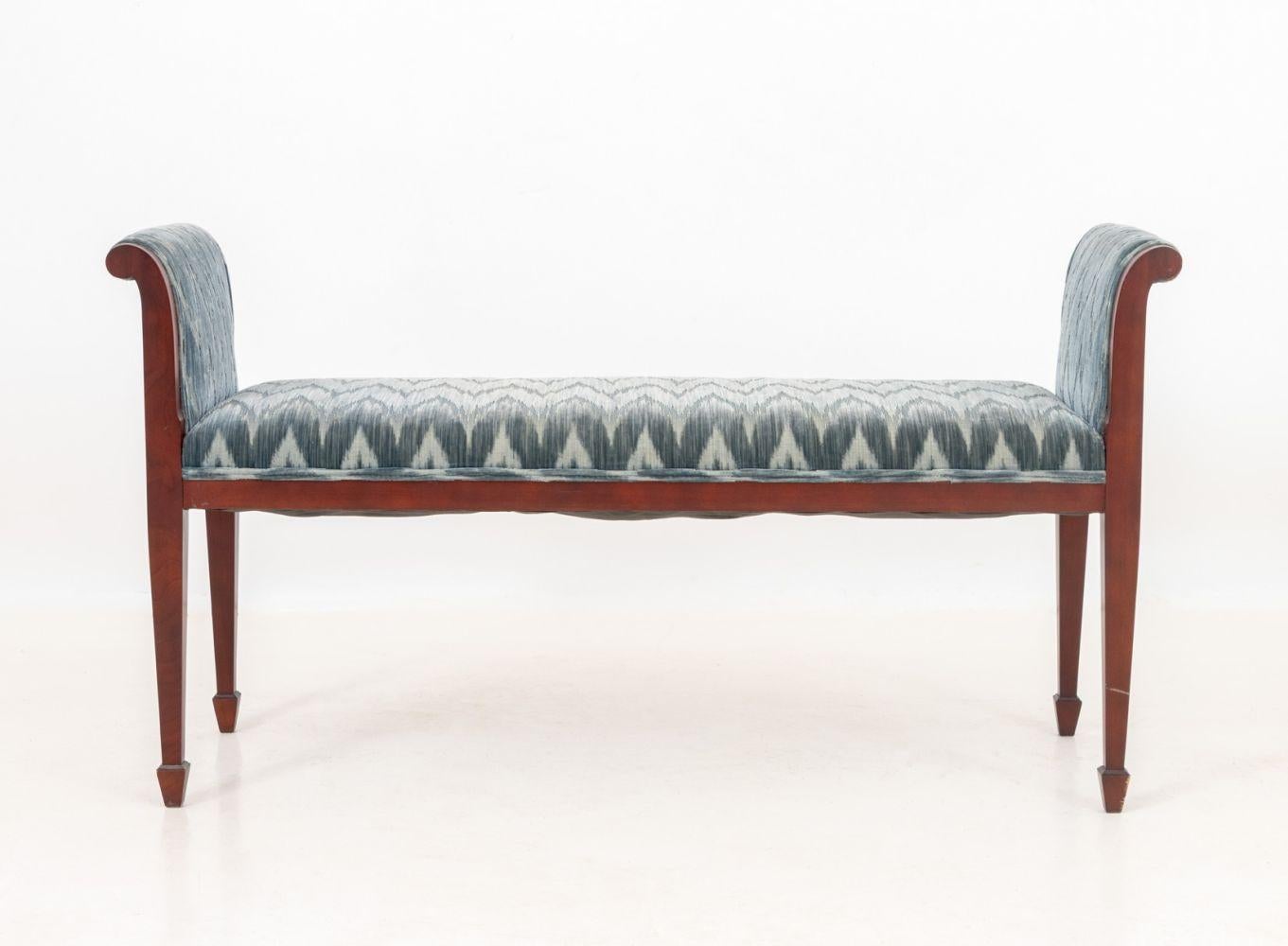 John Widdicomb Blue Velvet Flame Stitch Upholstered Mahogany Window Seat, plaque d'étiquette sur le dessous. 26