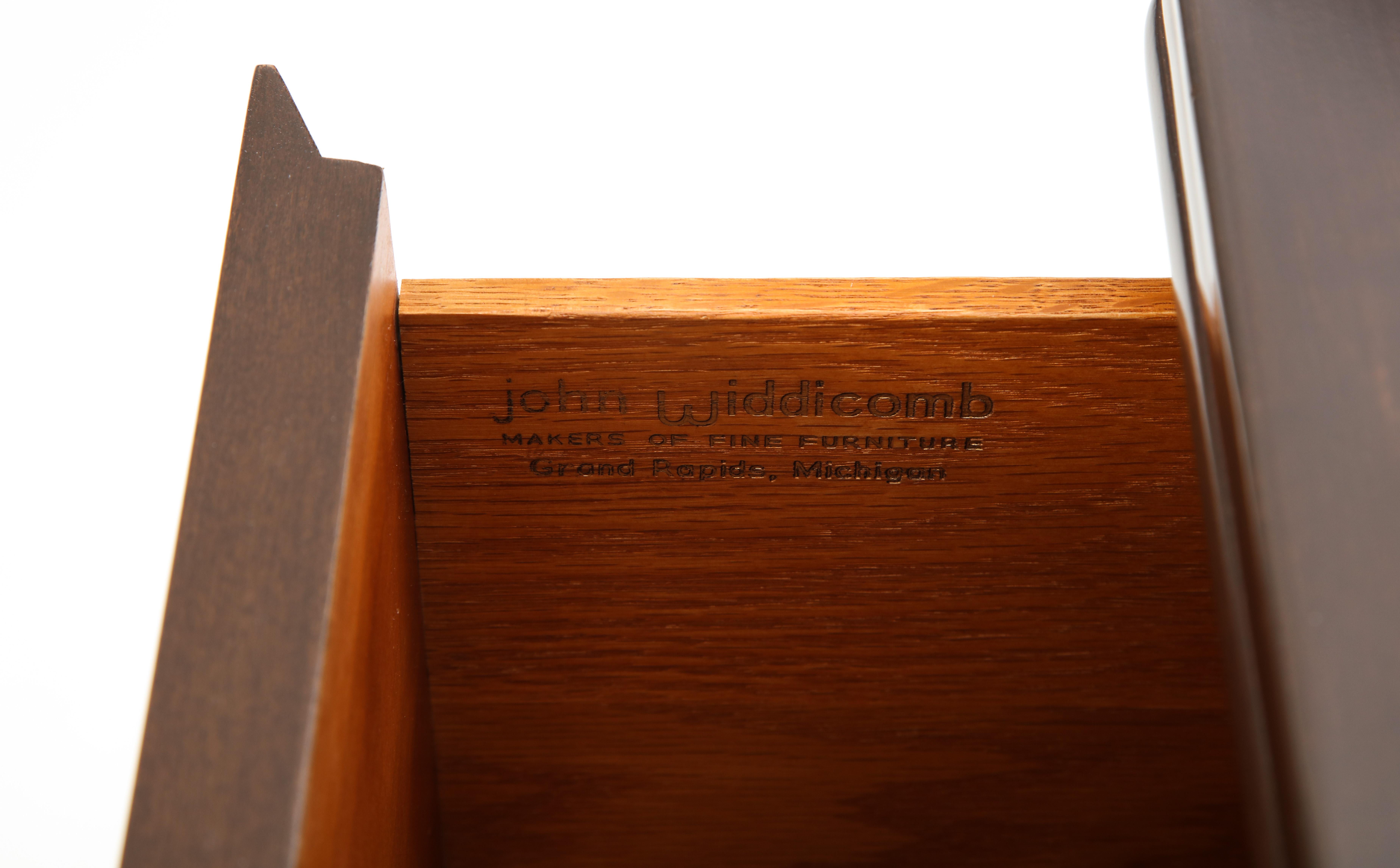 Comò in legno di noce John Widdicomb in vendita 7
