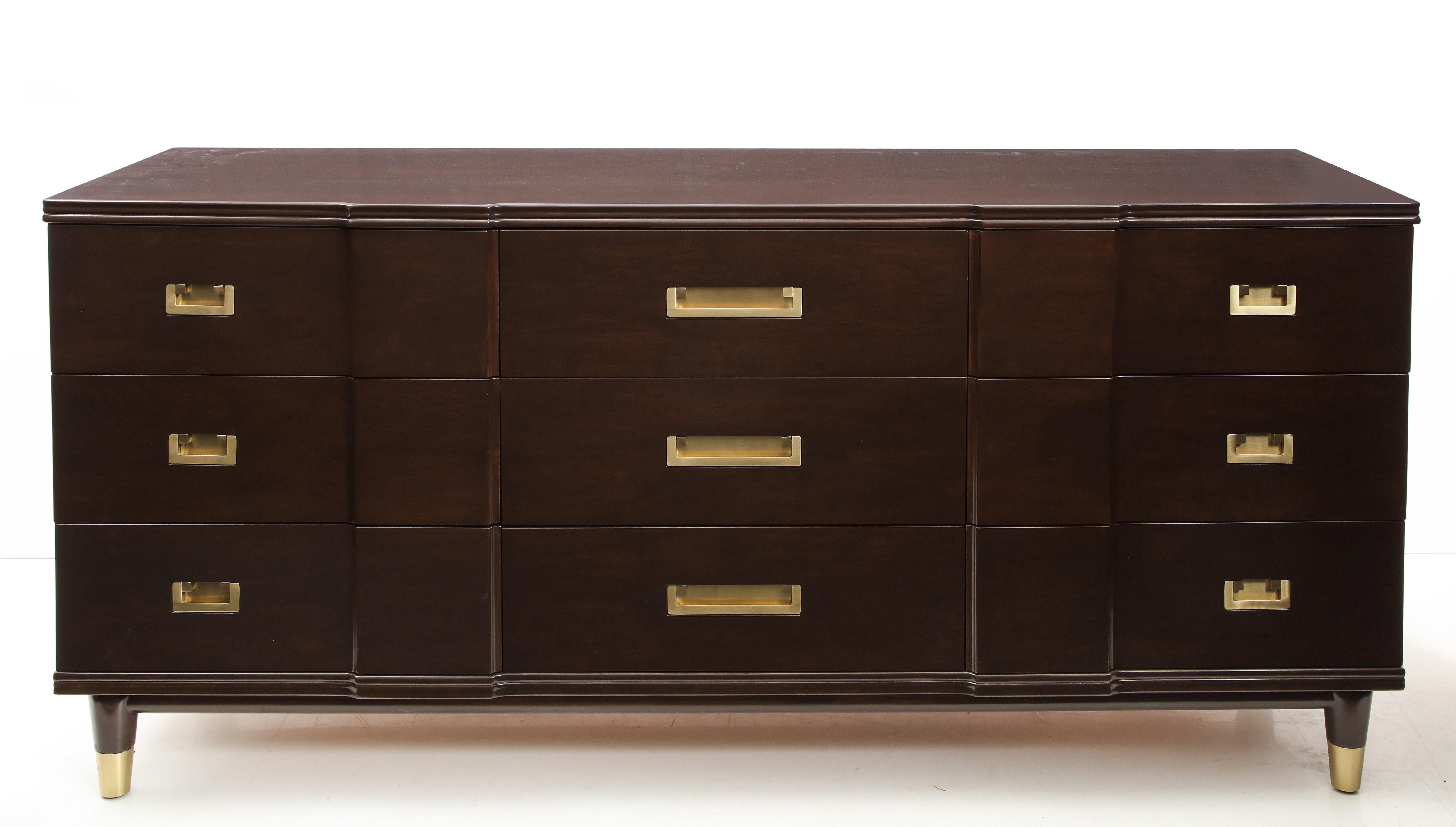 Mid-Century moderno Comò in legno di noce John Widdicomb in vendita
