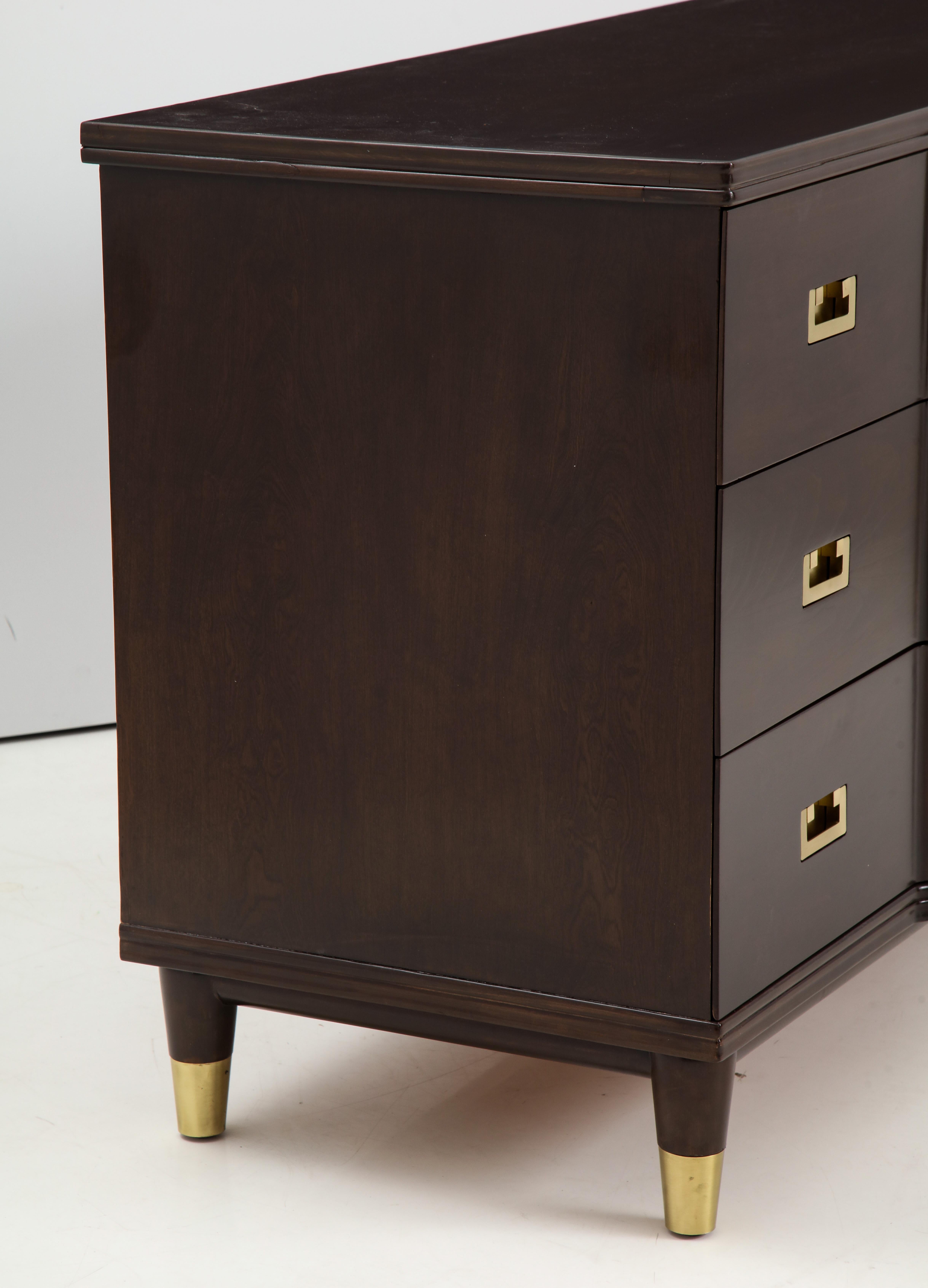 Americano Comò in legno di noce John Widdicomb in vendita