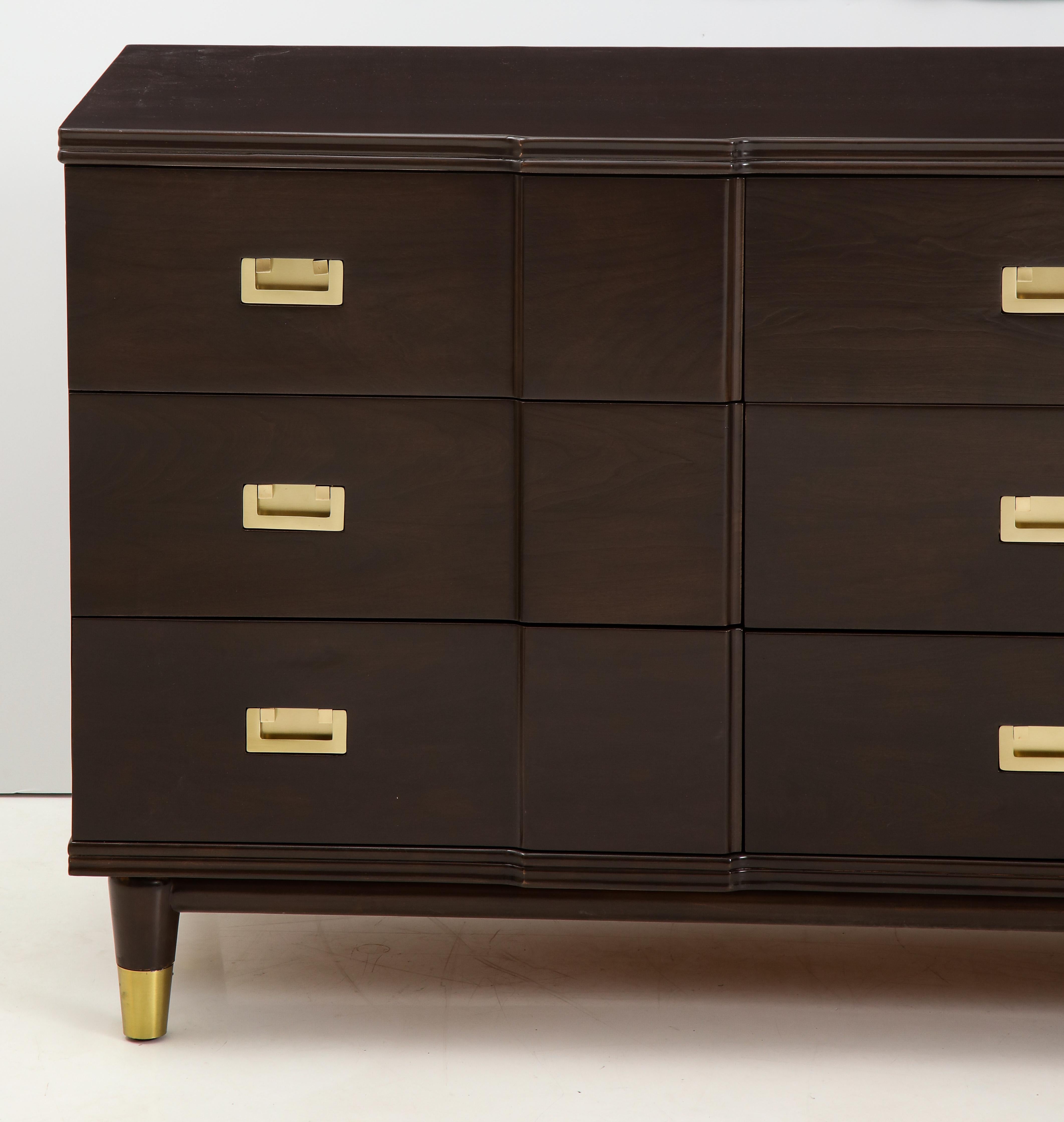 Comò in legno di noce John Widdicomb In condizioni ottime in vendita a New York, NY