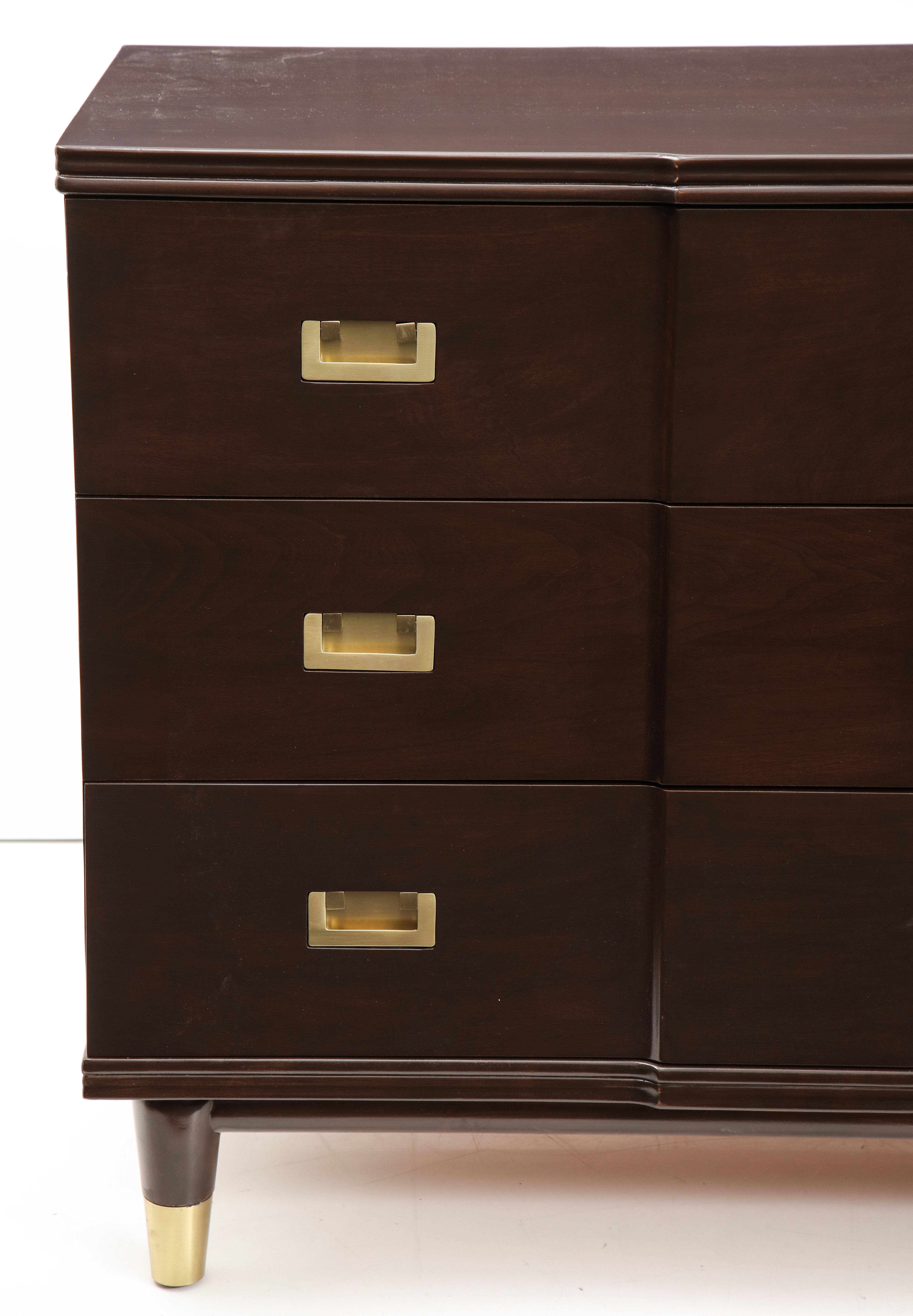 Ottone Comò in legno di noce John Widdicomb in vendita
