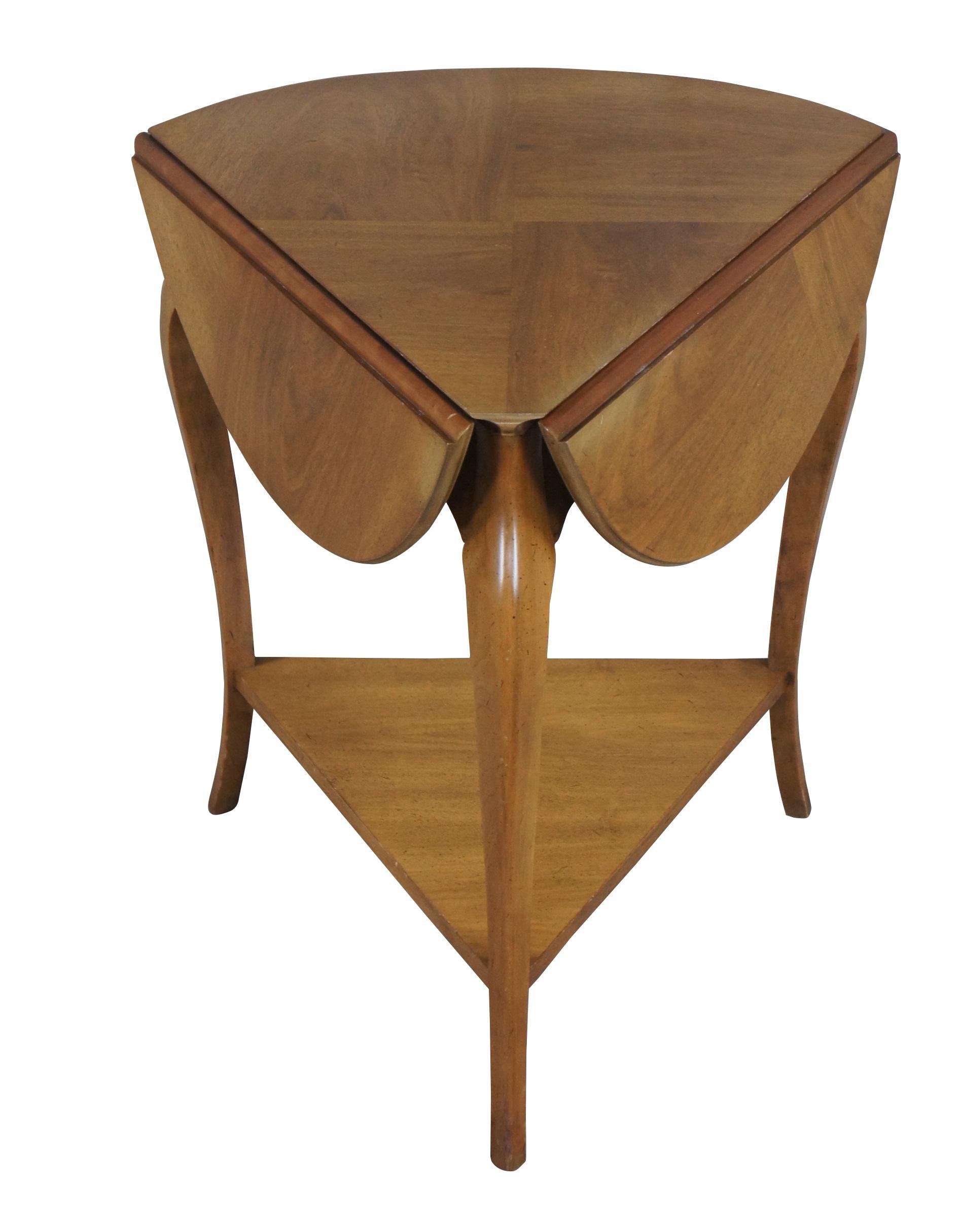 Table d'appoint vintage en mouchoir de poche John Widdicomb, circa 1960.  Fabriquée en noyer, elle présente une forme triangulaire avec deux niveaux de feuilles tombantes, un plateau en forme d'allumette et des pieds en cabriole.  

John