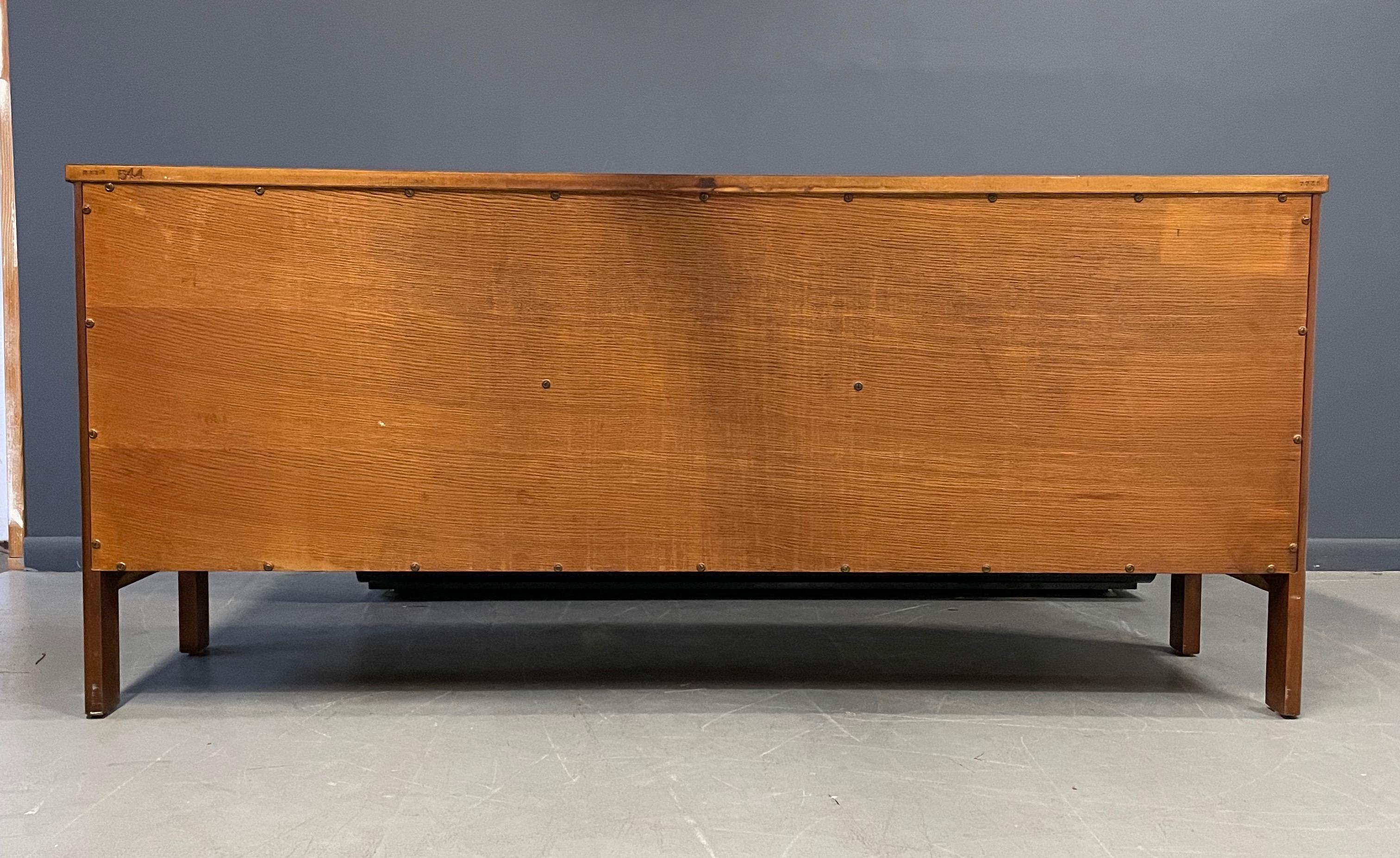 John Widdicomb Wonderfully Grained Nine Drawer Dresser/Credenza Mid Century 4