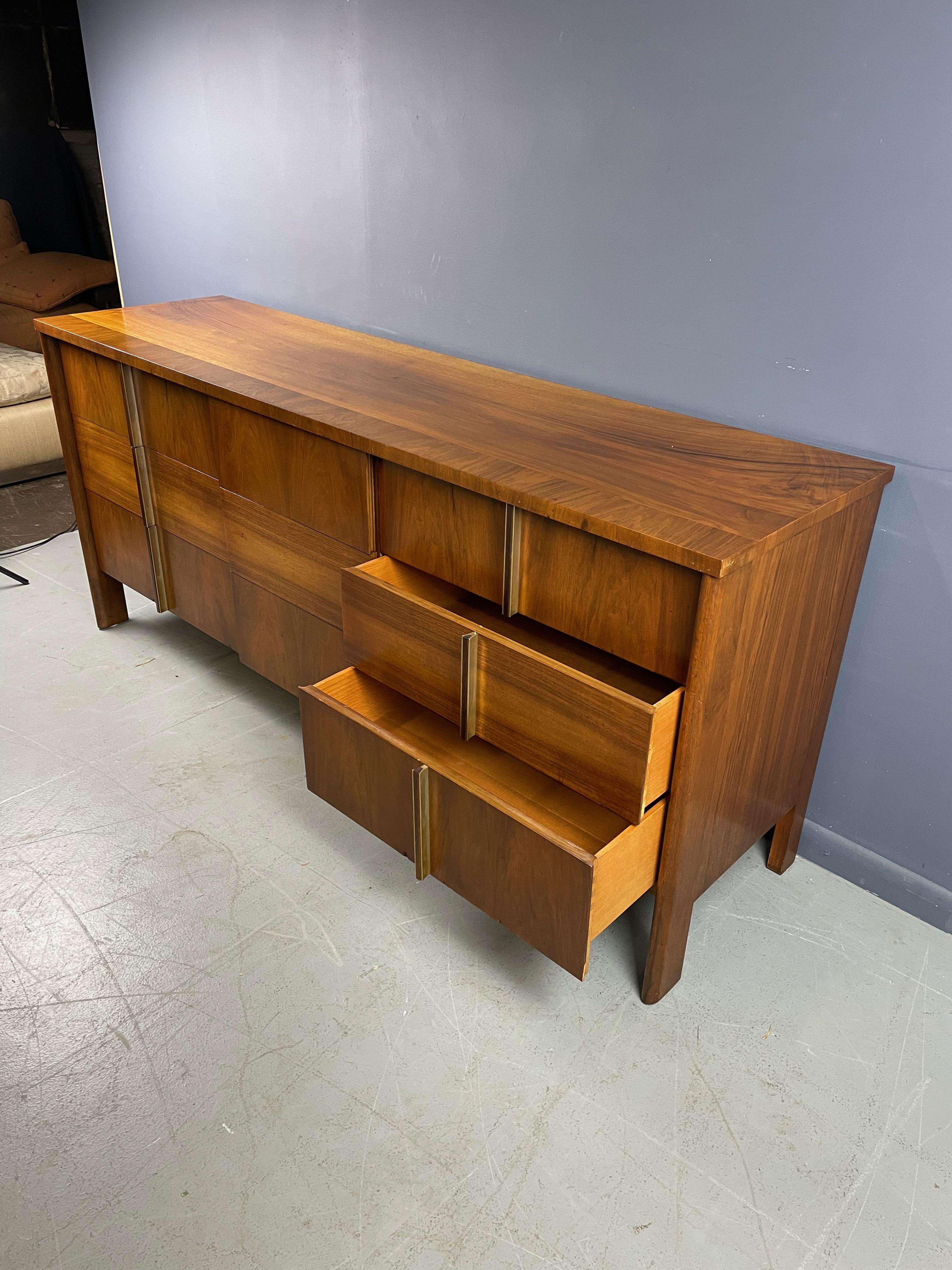 John Widdicomb Wonderfully Grained Nine Drawer Dresser/Credenza Mid Century 2