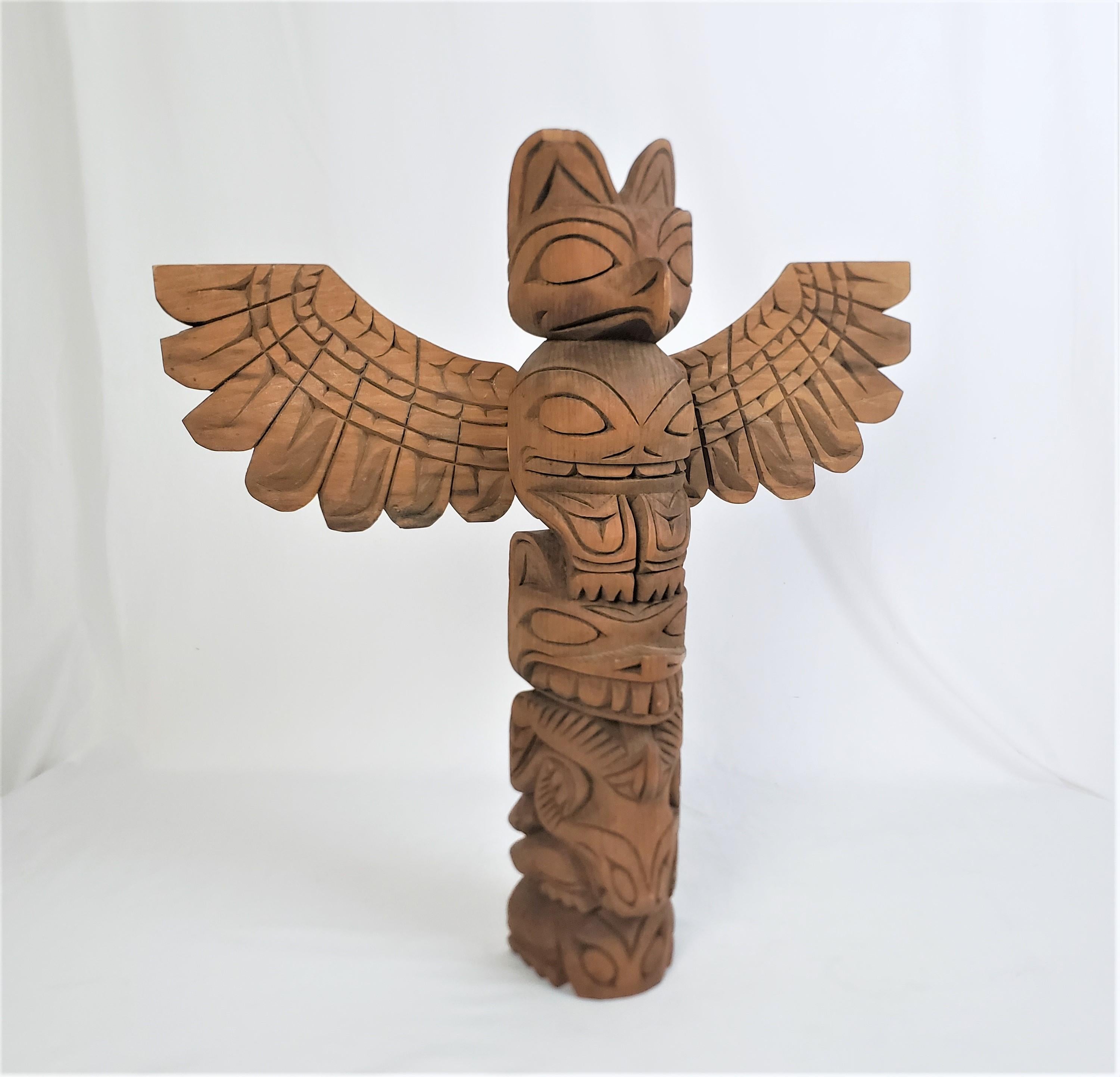 Ce mât totémique indigène américain a été réalisé par le célèbre maître sculpteur américain John T. Williams vers 1960 dans son style Haida de la côte ouest. La sculpture est faite en cèdre et comporte des animaux stylisés sculptés à la main et des